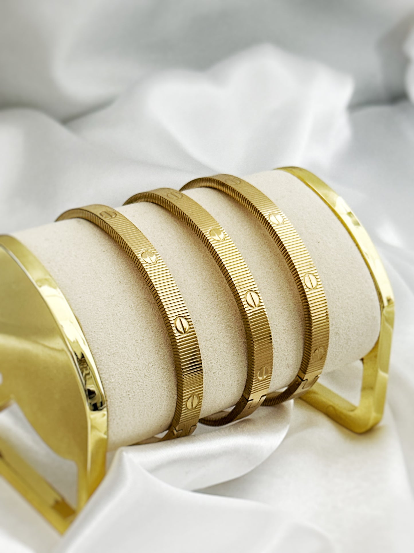 Cleo Bangle – Edelstahl Armreifen Mit Gravur – Handmade Jewelleery