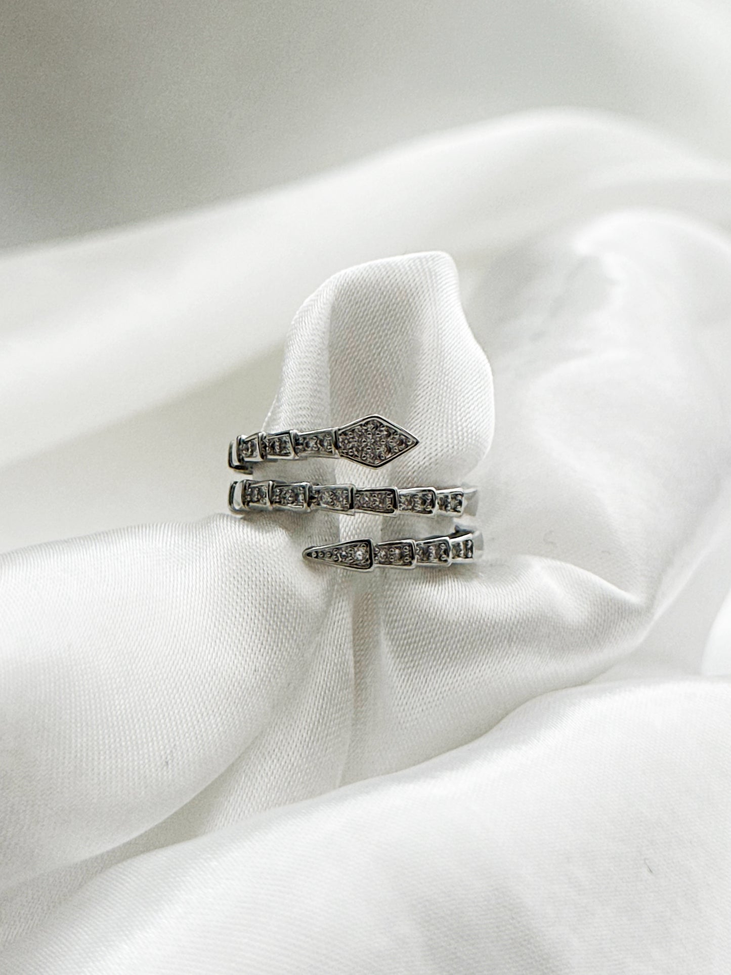 Vyra - Der verstellbare Ring in Schlangenoptik