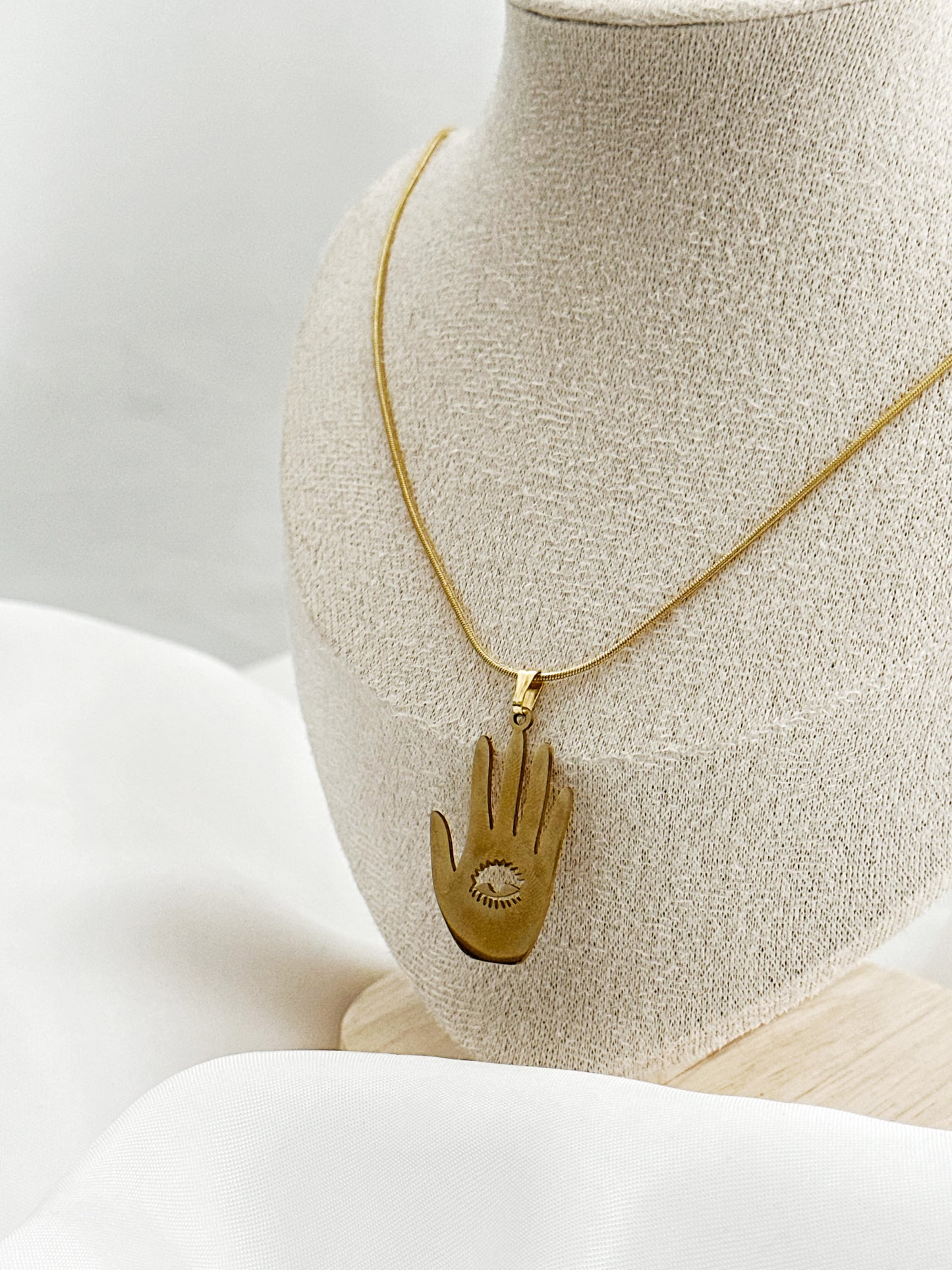 Goldene Edelstahlkette mit Hand-Anhänger und Auge in der Mitte – 50 cm lang, auffälliger Statement-Look