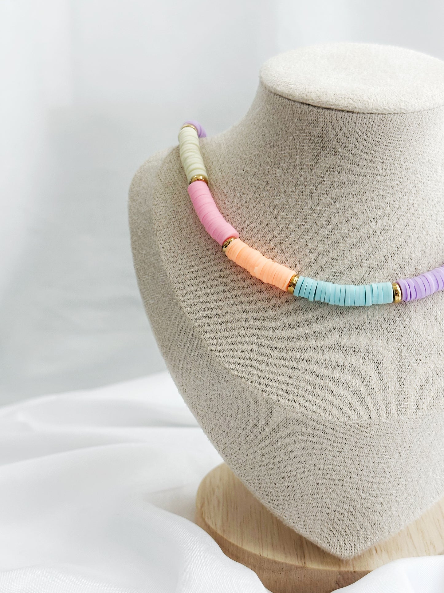 Perlenkette aus Fimo in zarten Pastellfarben mit goldfarbenen Scheibenperlen – 38 + 5 cm, sommerlich und verspielt