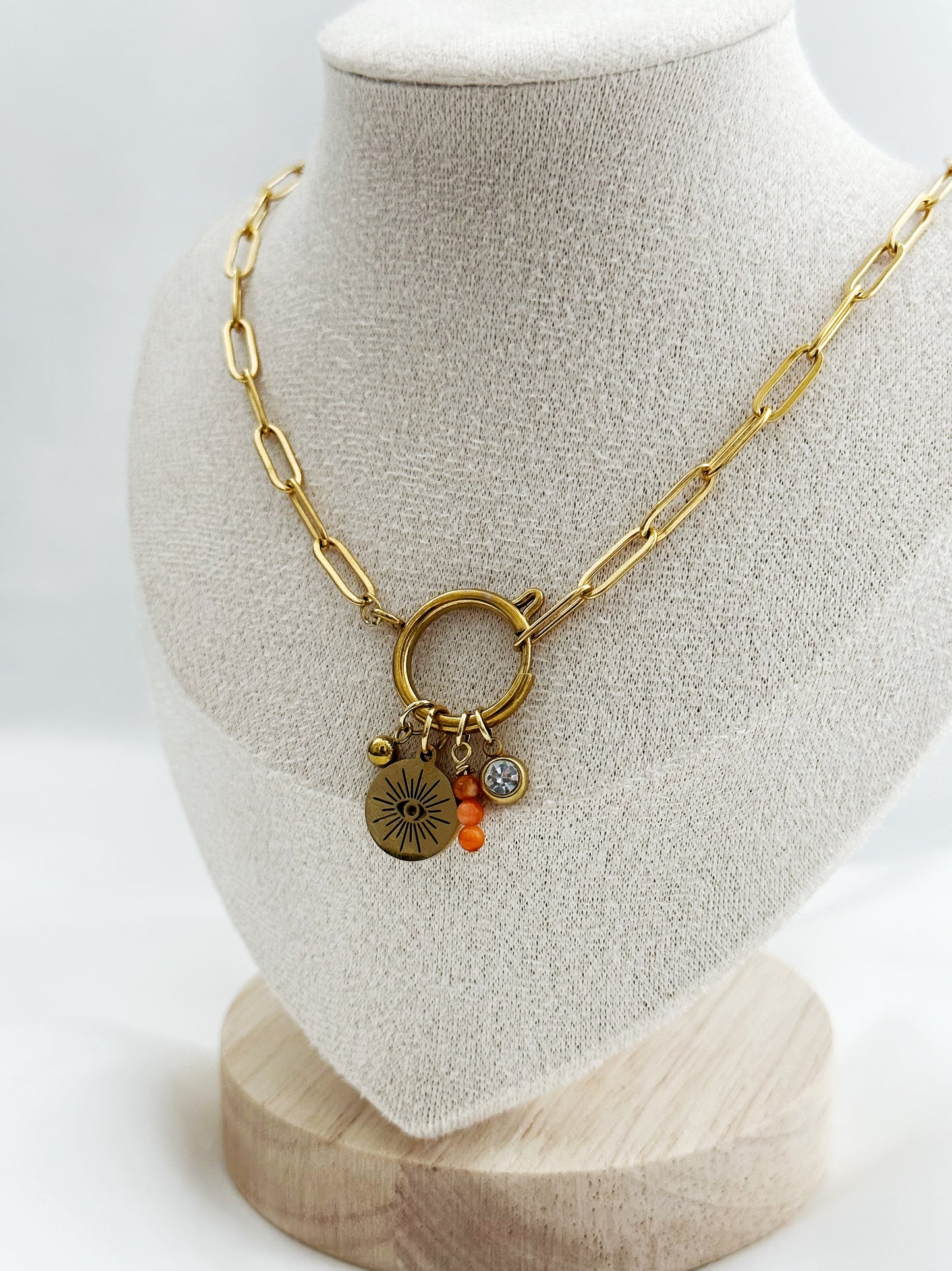 Goldene Edelstahl-Paperclip-Kette mit mittigem Karabiner und vier Anhängern