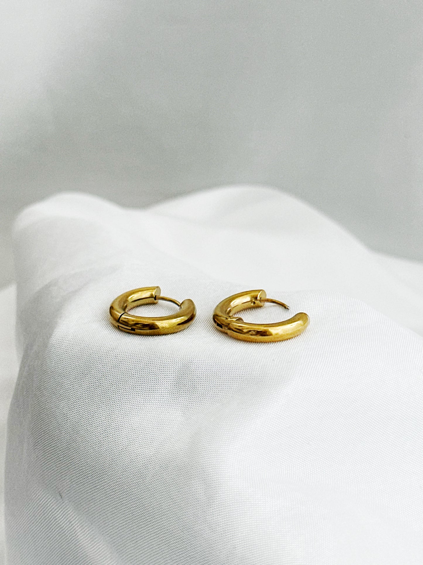 Pure Hoop – Minimalistische Creolen Ohrringe – Goldene Chunky Creolen Edelstahl – Mini Hoop Earrings Gold – Vergoldete Ohrringe Damen – Kleine Creolen Alltag Geschenk