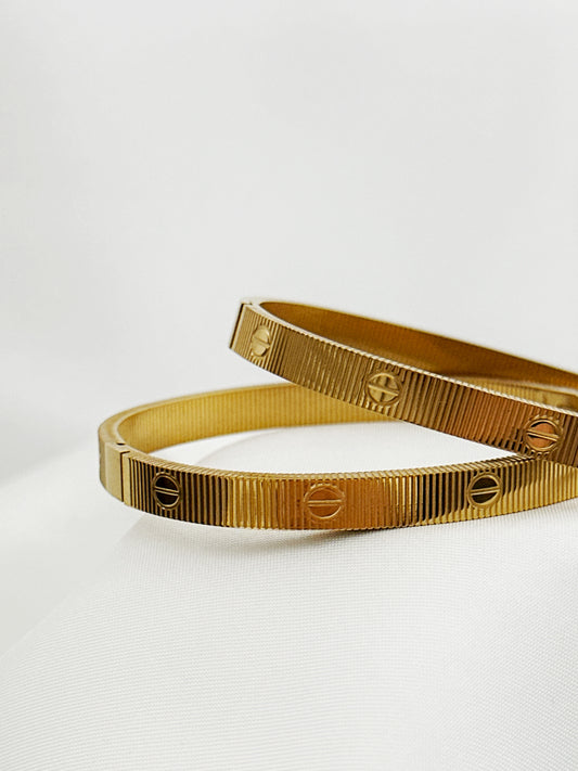 Cleo Bangle – Edelstahl Armreifen Mit Gravur – Handmade Jewelleery