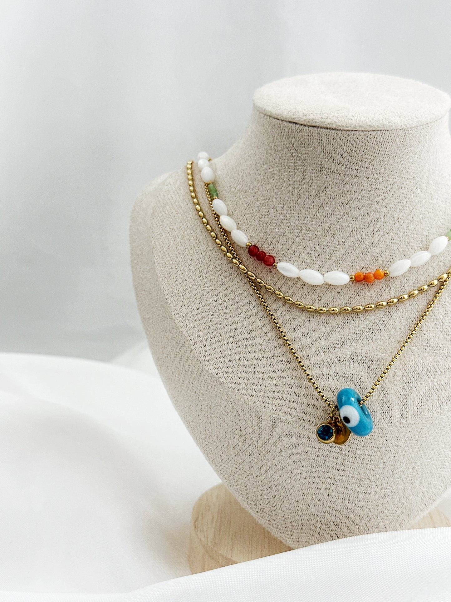 3-teiliges Schmuckset mit goldener Kette, Nazar-Auge-Anhänger und Perlenkette – wählbar mit Süßwasserperlen oder Aventurin-Korallen-Mix.