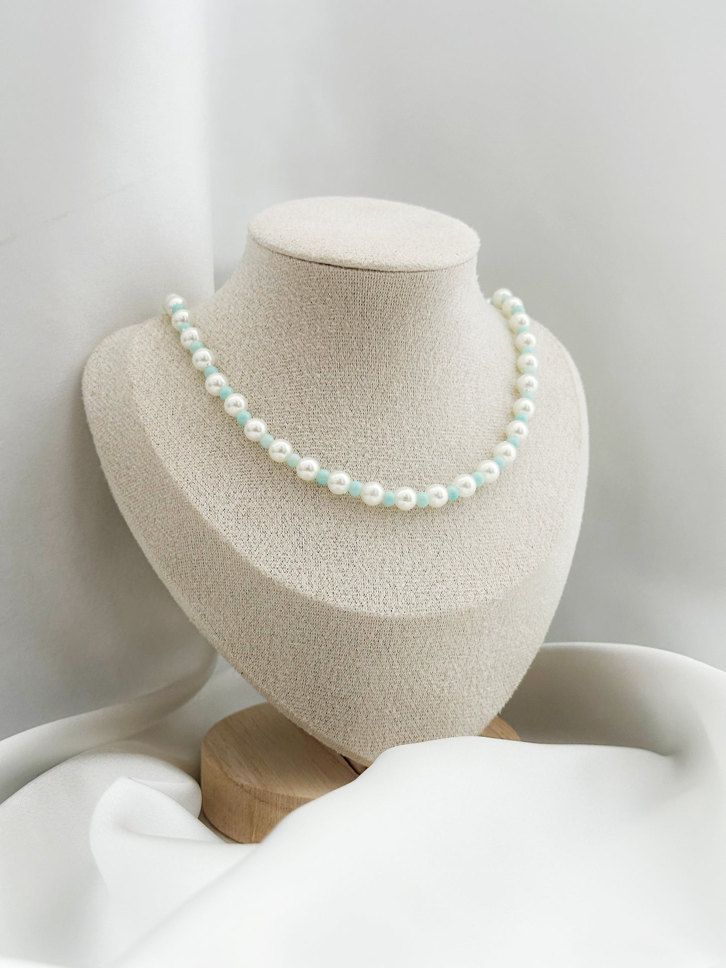 Ocean Pearl Kette – Weiße Perlenkette mit hellblauen Glasperlen | Elegante Halskette Damen