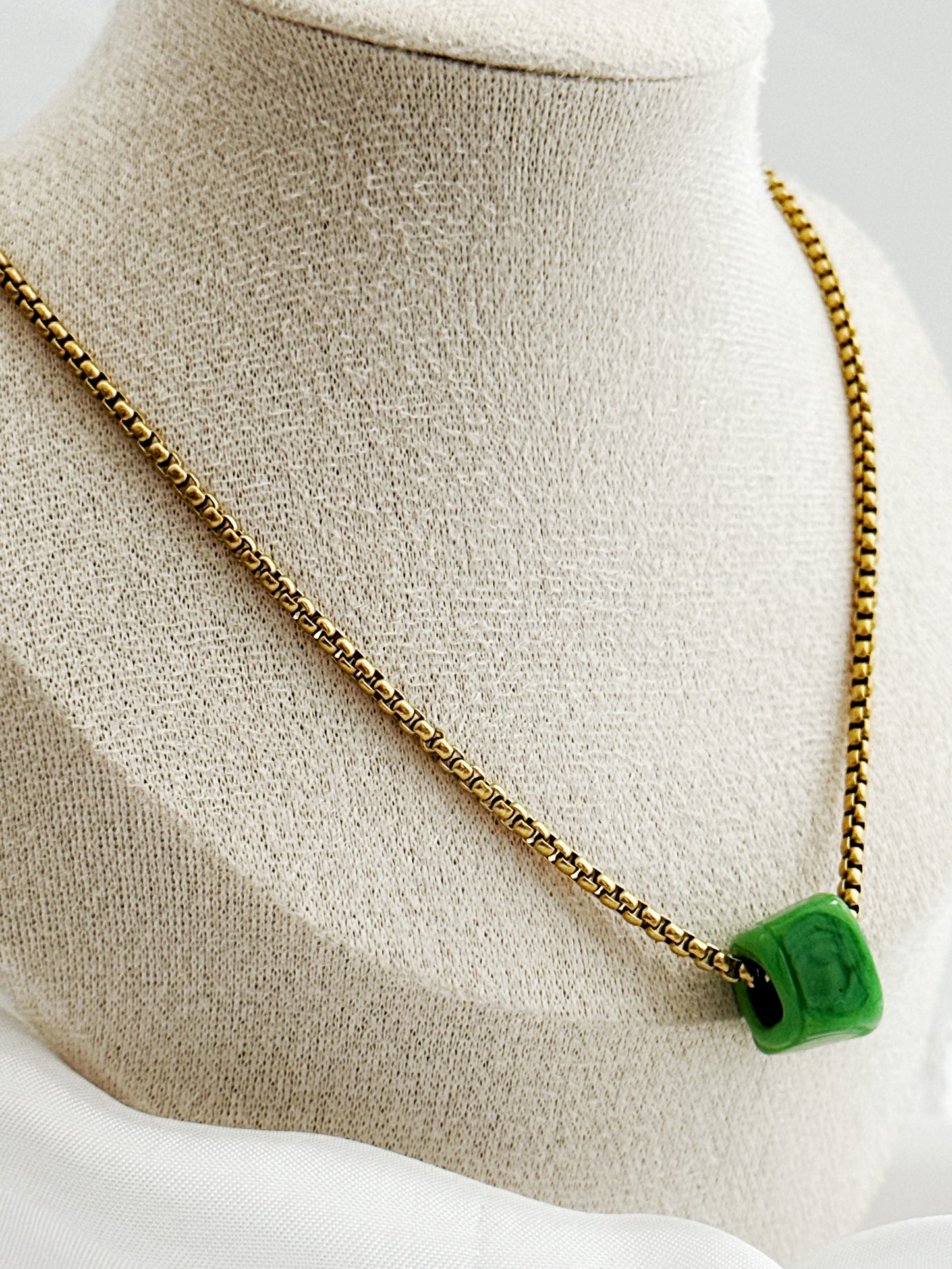 Emera – Minimalistische Kette mit grünem Glaswürfel