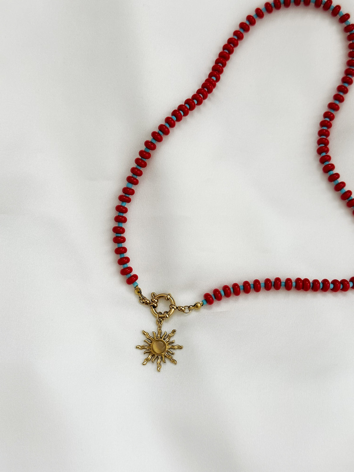 Rote und türkise Perlenkette mit Sonnenanhänger – Statement Kette