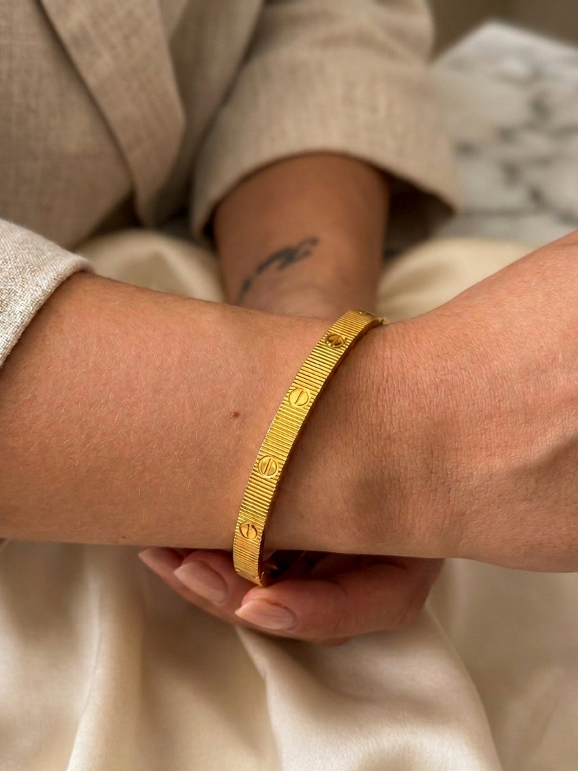 Cleo Bangle – Edelstahl Armreifen Mit Gravur – Handmade Jewelleery