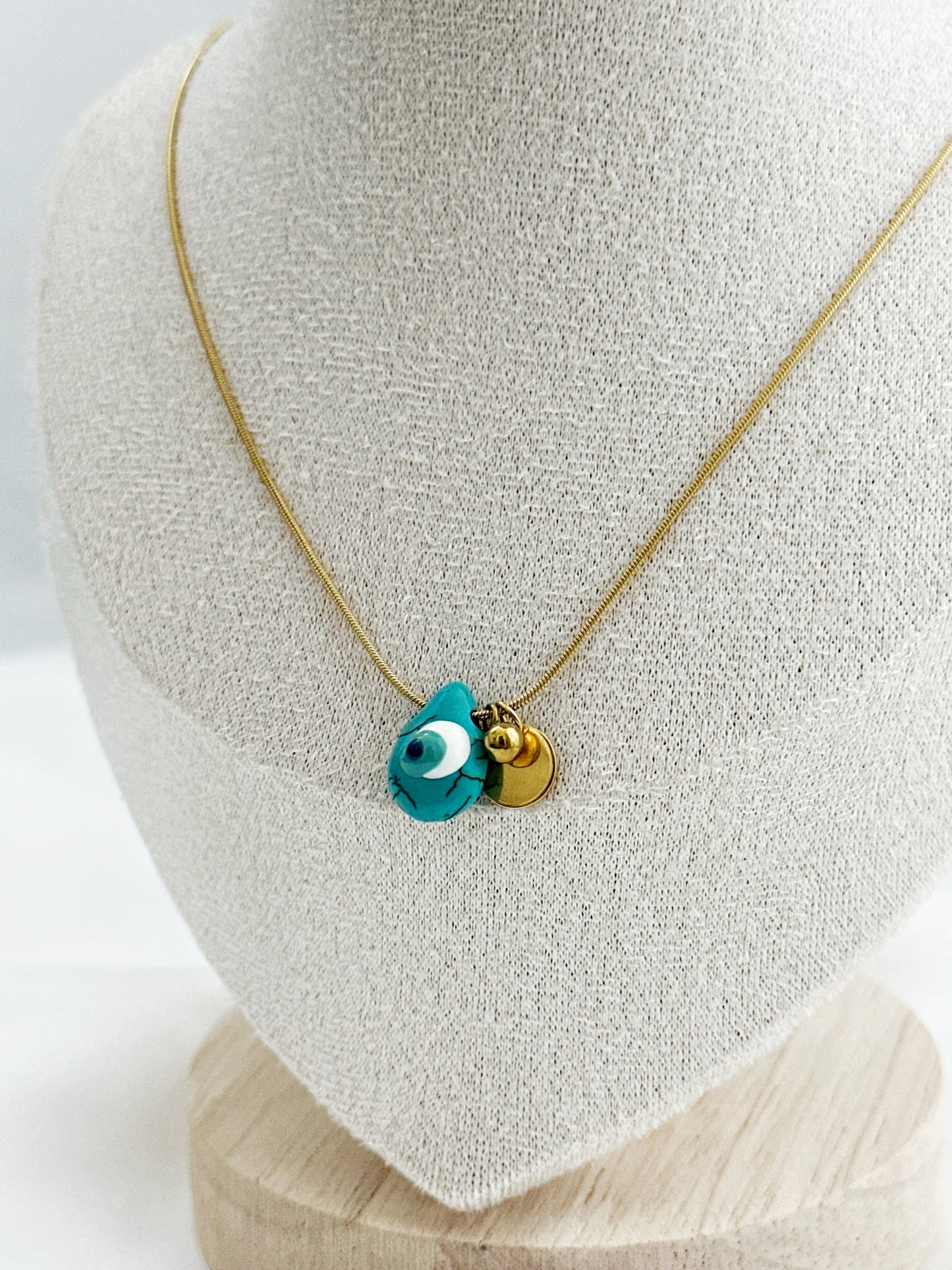 Goldene Edelstahlkette mit tropfenförmigem Türkisstein, Nazar Auge, Kugel- und Plättchenanhänger – 50 cm lang, eleganter Schutzschmuck
