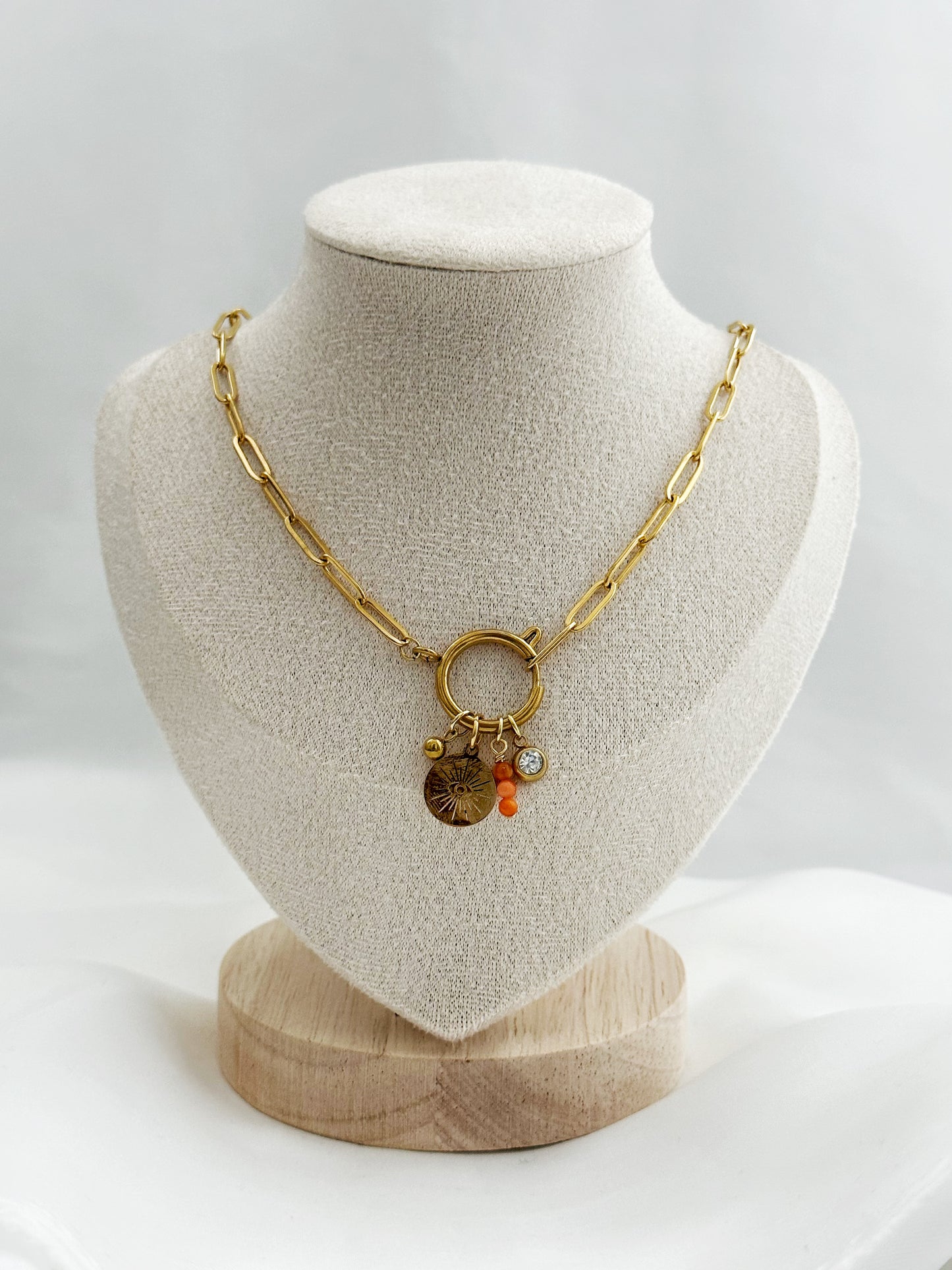 Goldene Edelstahl-Paperclip-Kette mit mittigem Karabiner und vier Anhängern: Kugel, Auge mit Sonnenstrahlen, orange Aventurin-Stack & weißer Stein – 48 cm