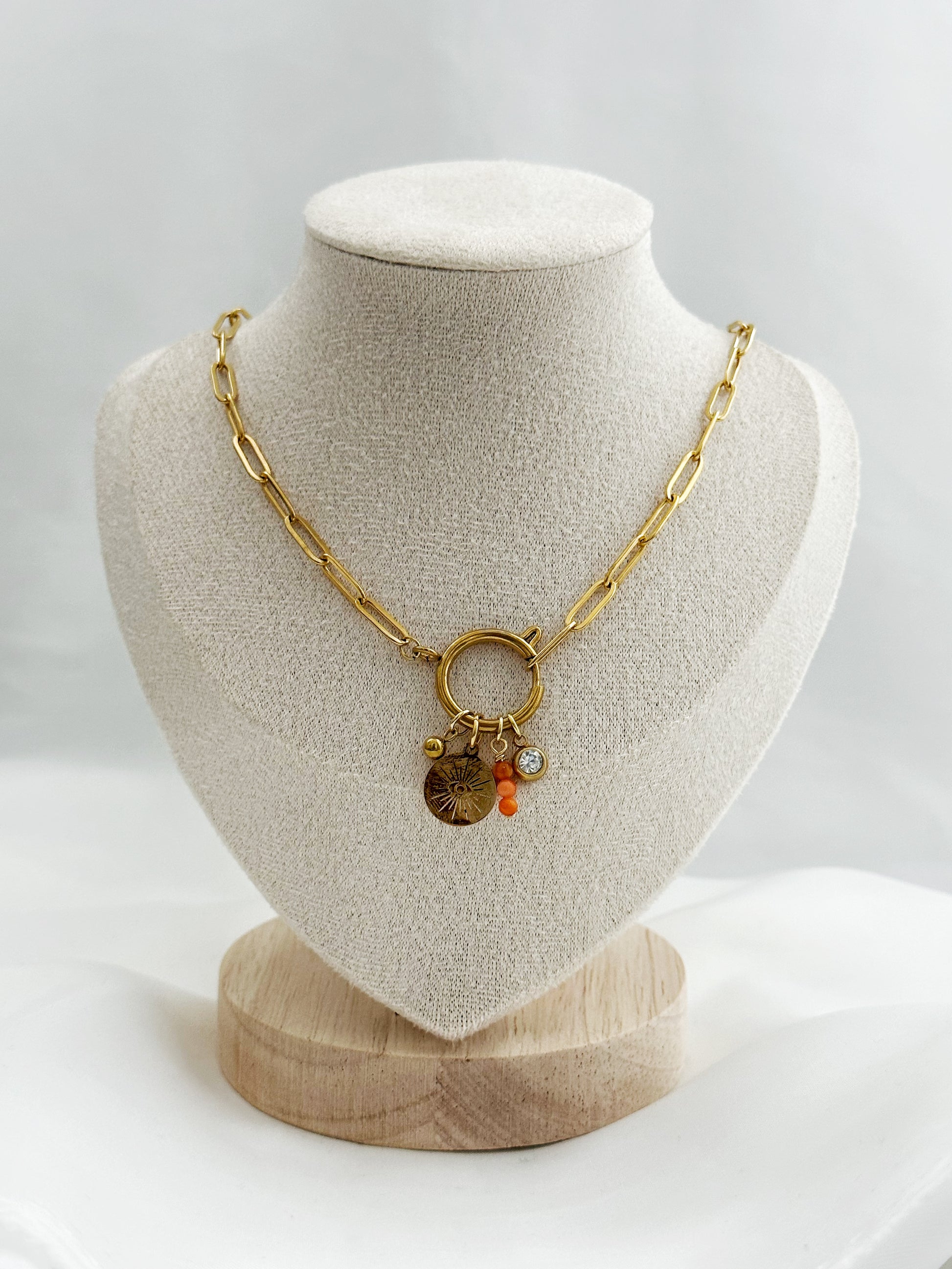 Goldene Edelstahl-Paperclip-Kette mit mittigem Karabiner und vier Anhängern: Kugel, Auge mit Sonnenstrahlen, orange Aventurin-Stack & weißer Stein – 48 cm