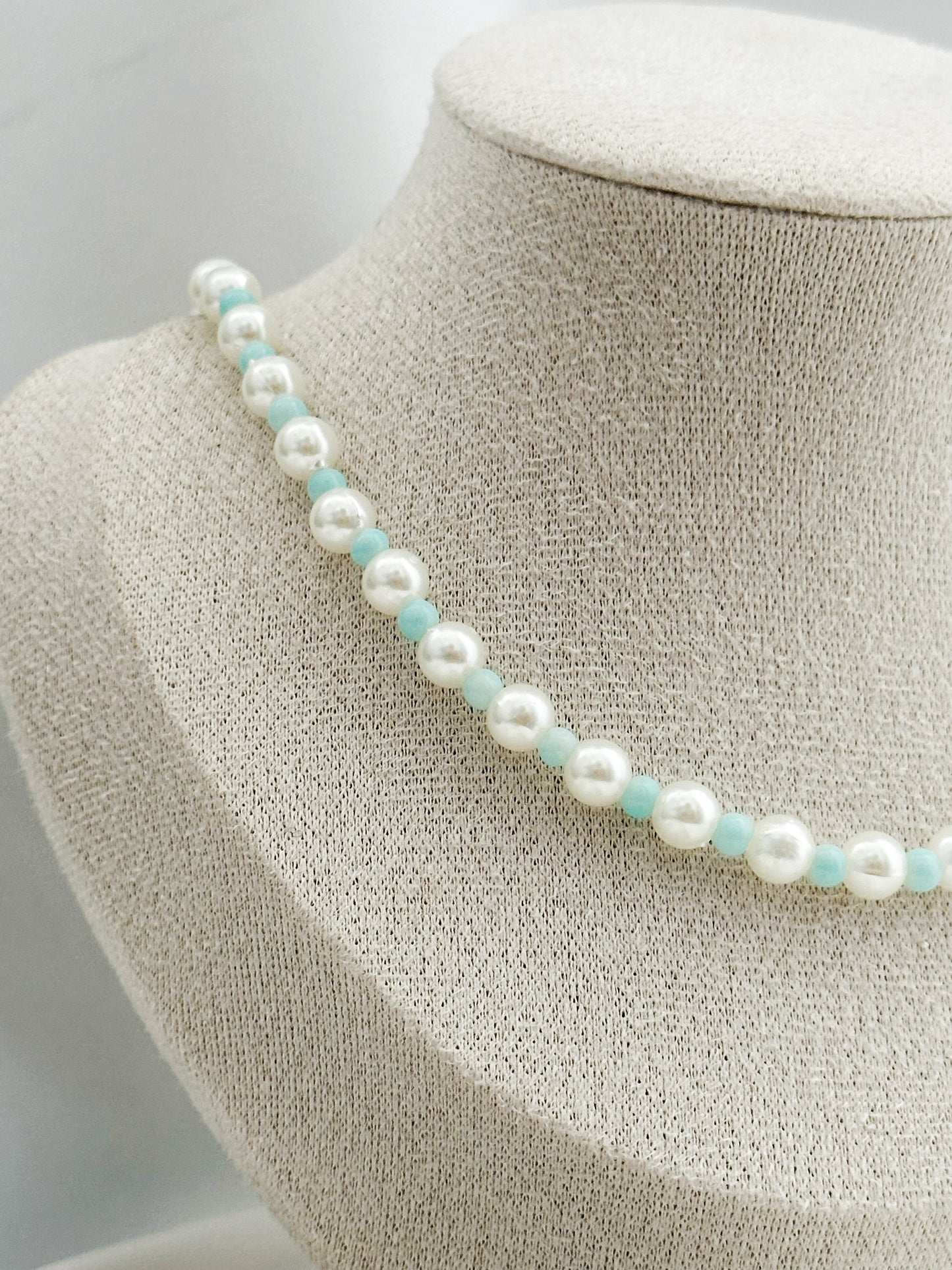 Ocean Pearl Kette – Weiße Perlenkette mit hellblauen Glasperlen | Elegante Halskette Damen