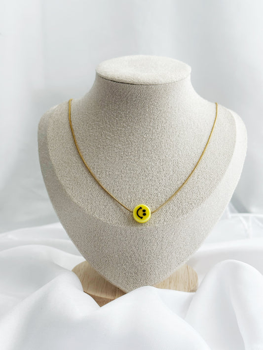 Goldene Edelstahlkette mit rundem, gelbem Smiley-Anhänger – 50 cm lang, sommerlich und verspielt