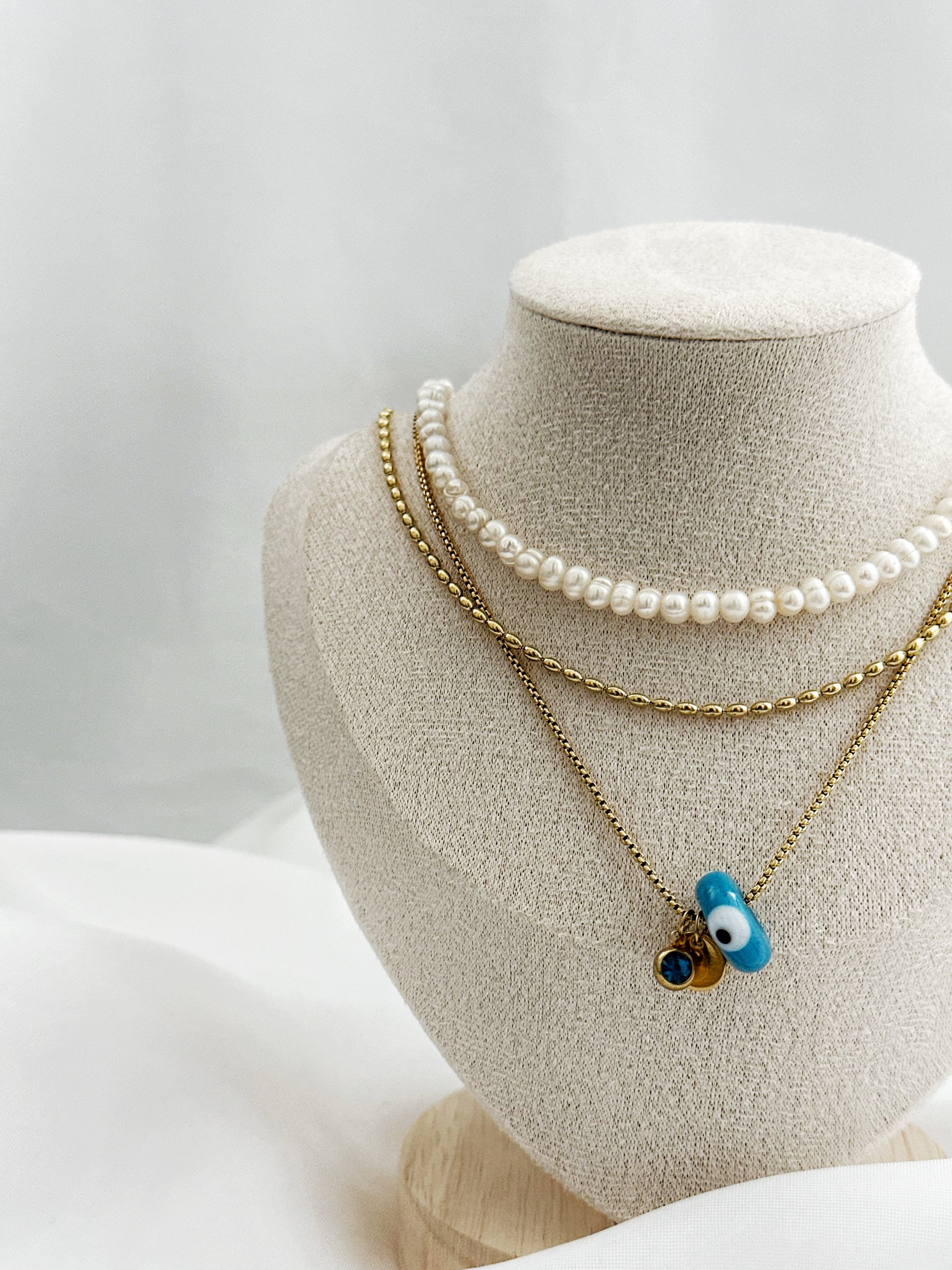 3-teiliges Schmuckset mit goldener Kette, Nazar-Auge-Anhänger und Perlenkette – wählbar mit Süßwasserperlen oder Aventurin-Korallen-Mix.