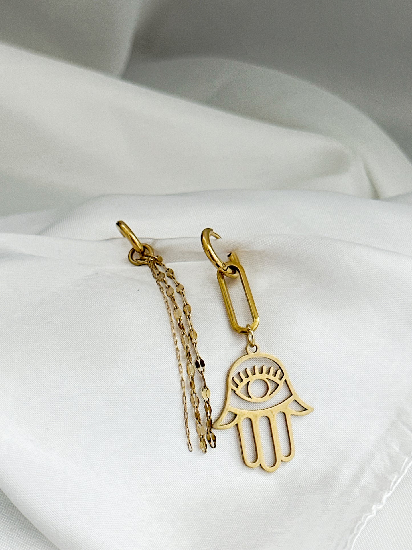 Hamsa Ohrringe Gold Asymmetrisch – Edelstahl Schutzohrringe Damen