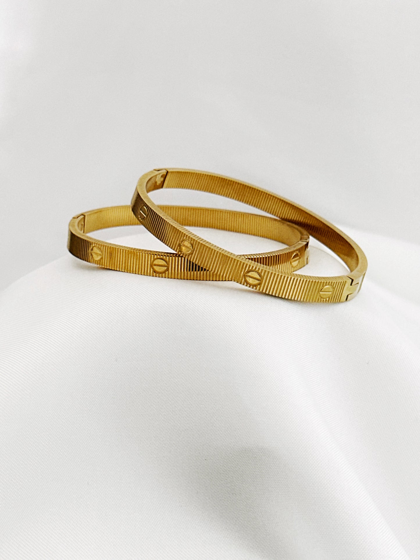 Cleo Bangle – Edelstahl Armreifen Mit Gravur – Handmade Jewelleery
