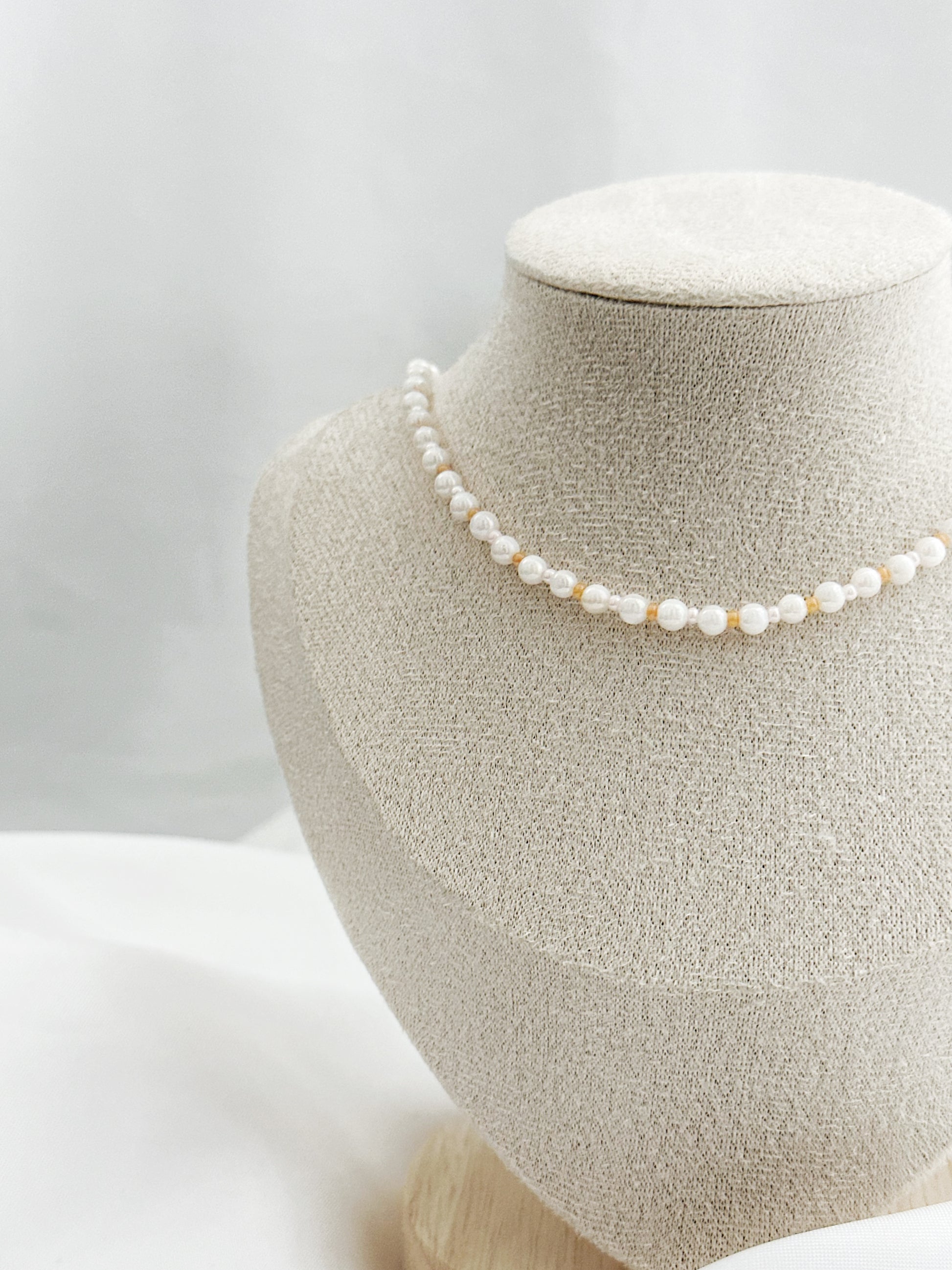 Zarte Perlenkette aus runden Perlmuttsteinen mit kleinen Perlen in Orange und Rosa – 40 + 5 cm lang