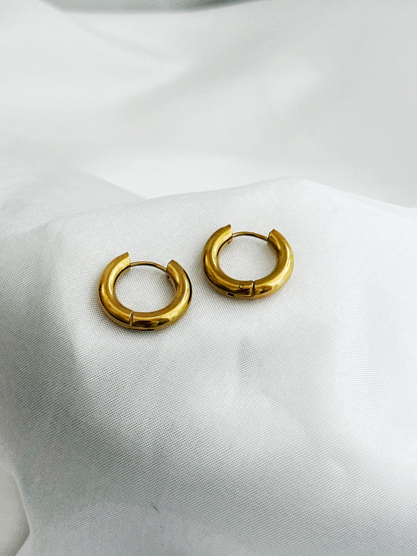 Pure Hoop – Minimalistische Creolen Ohrringe – Goldene Chunky Creolen Edelstahl – Mini Hoop Earrings Gold – Vergoldete Ohrringe Damen – Kleine Creolen Alltag Geschenk