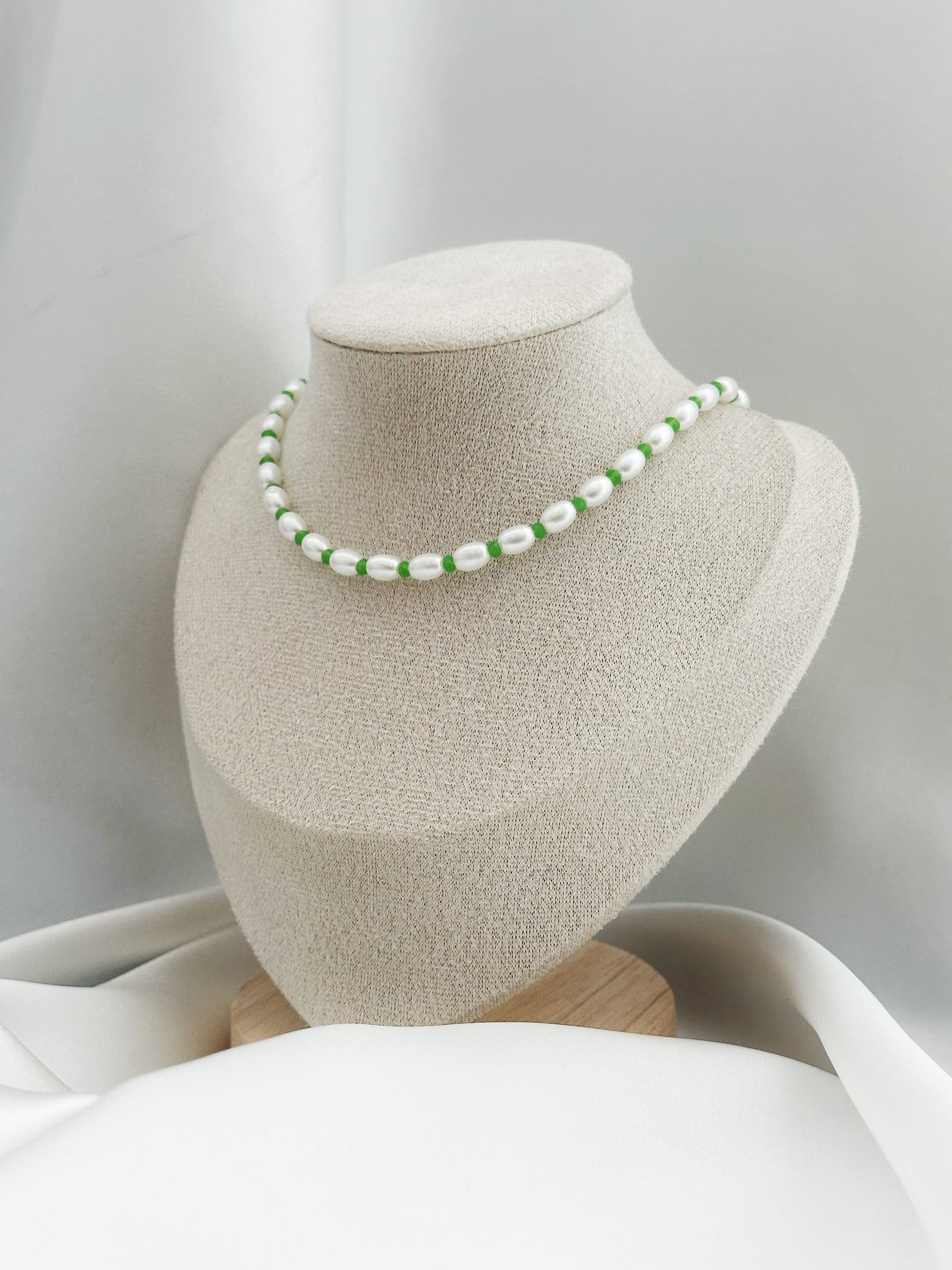 Garden Pearl Kette – Weiße Perlenkette mit grünen Akzenten | Eleganter Perlenschmuck