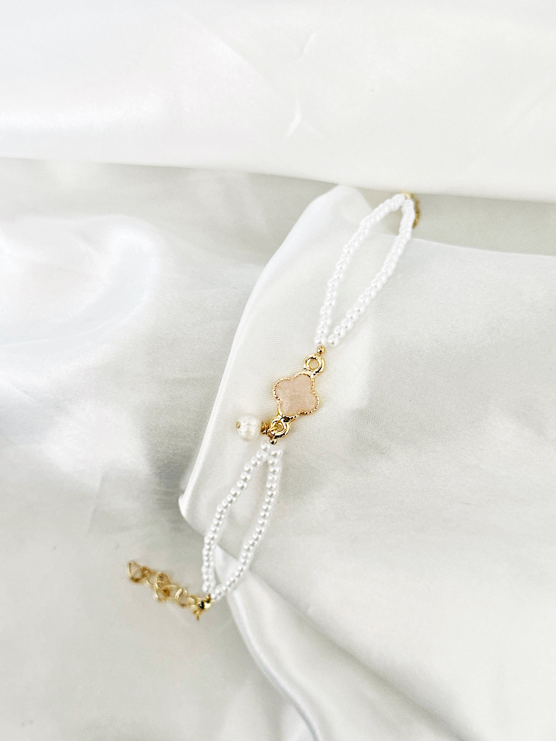 Perlenarmband mit rosa Kleeblatt & Perlenanhänger – Glücksarmband für Damen – Zart & Elegant