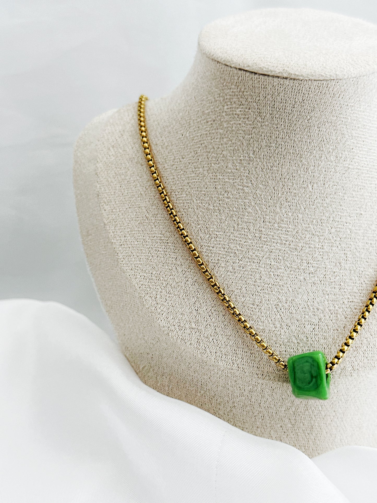 Emera – Minimalistische Kette mit grünem Glaswürfel