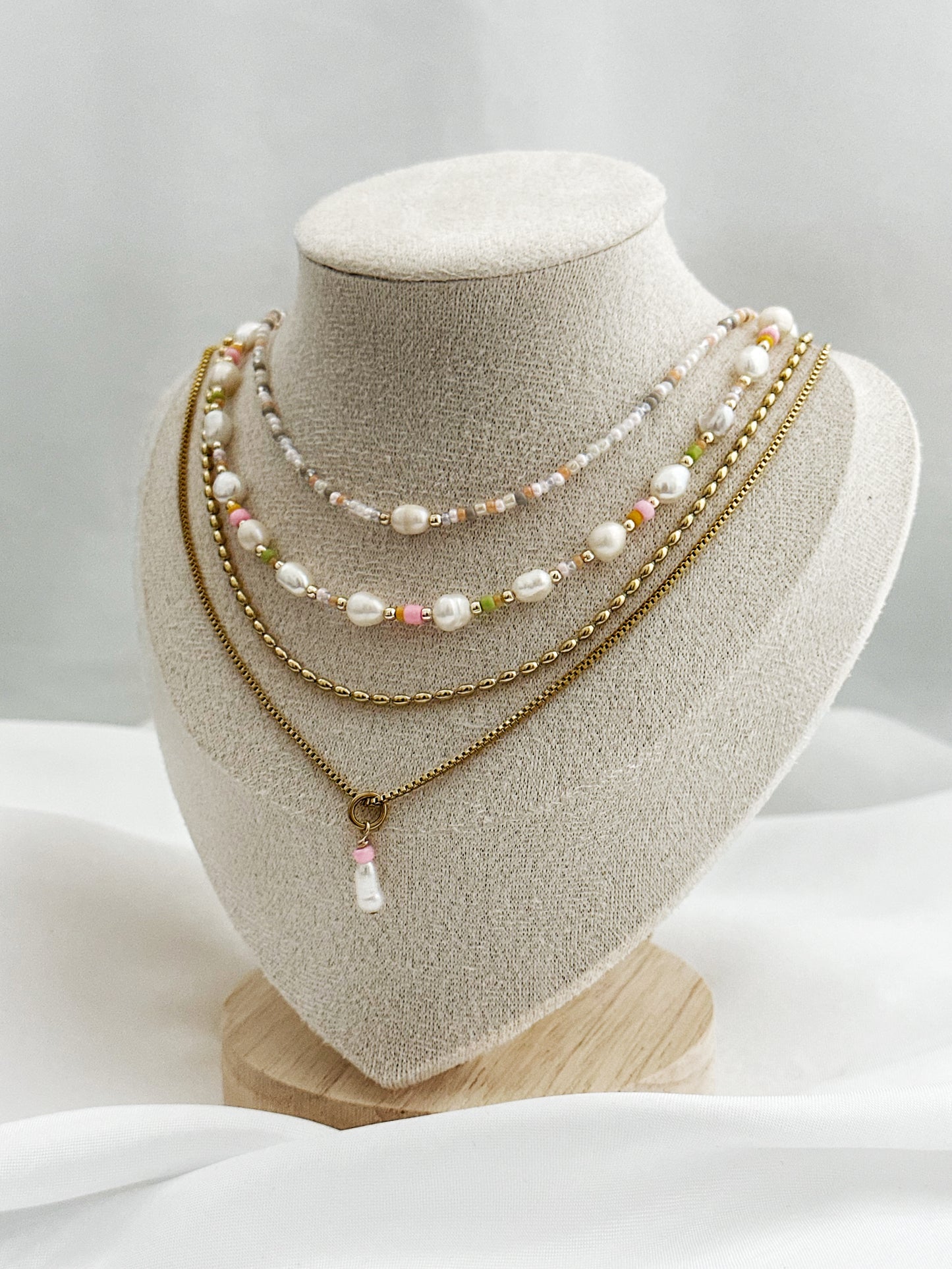 4-lagiges Layering-Kettenset aus Süßwasserperlen und goldfarbenem Edelstahl – wählbar mit Peach Pearl oder Mira Pearl Kette.