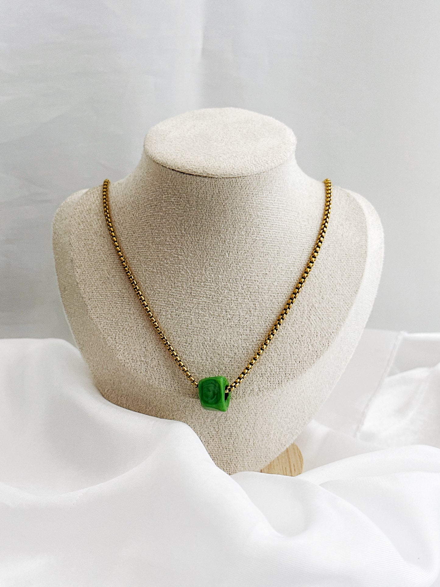 Emera – Minimalistische Kette mit grünem Glaswürfel