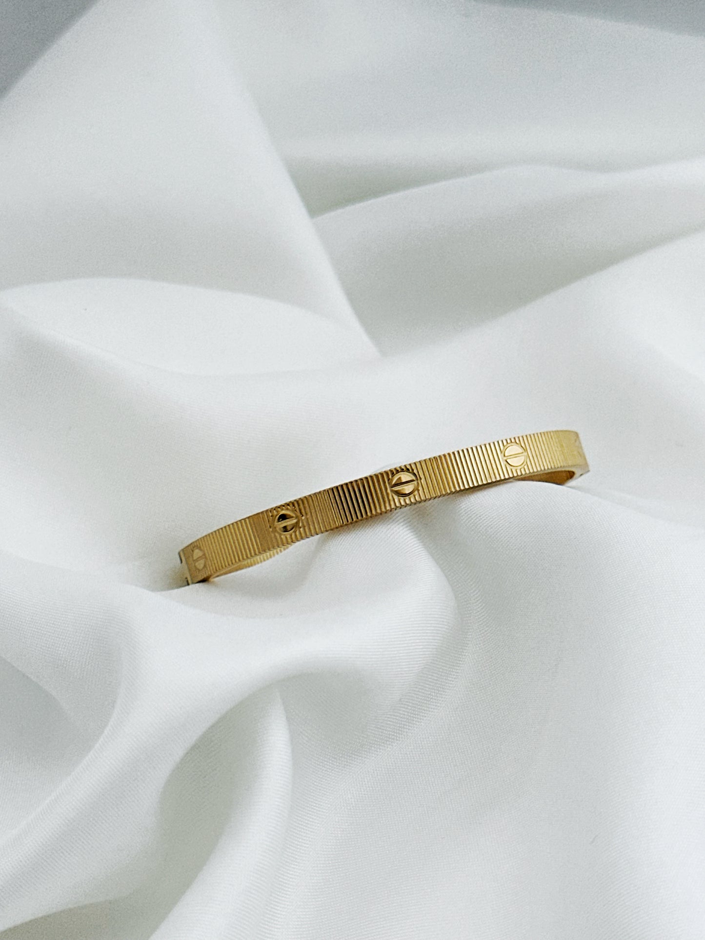 Cleo Bangle – Edelstahl Armreifen Mit Gravur – Handmade Jewelleery