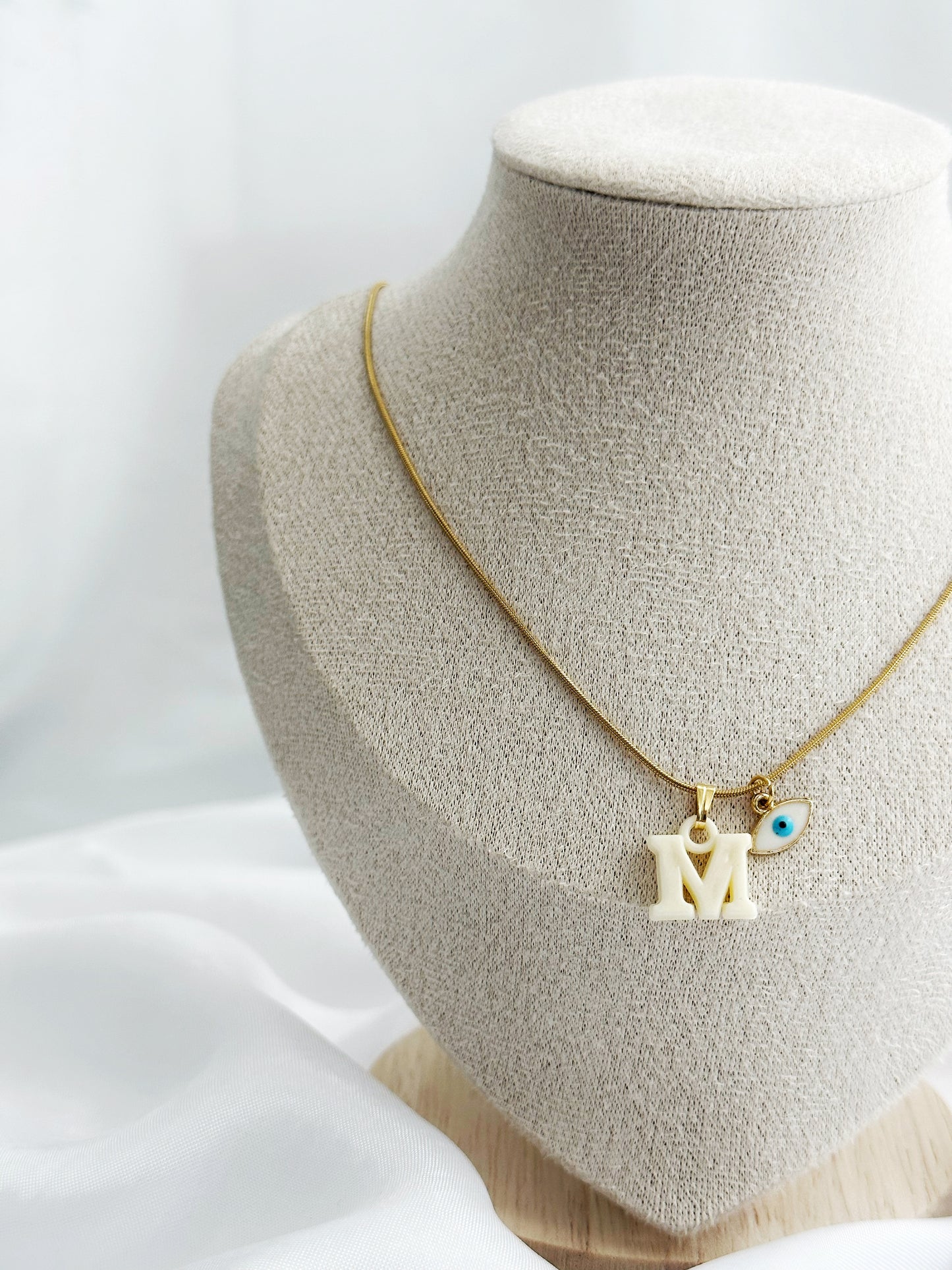 Goldene Edelstahlkette mit personalisiertem Buchstaben in Pastellfarben und optionalem Anhänger: Evil Eye oder Elefant – 50 cm lang