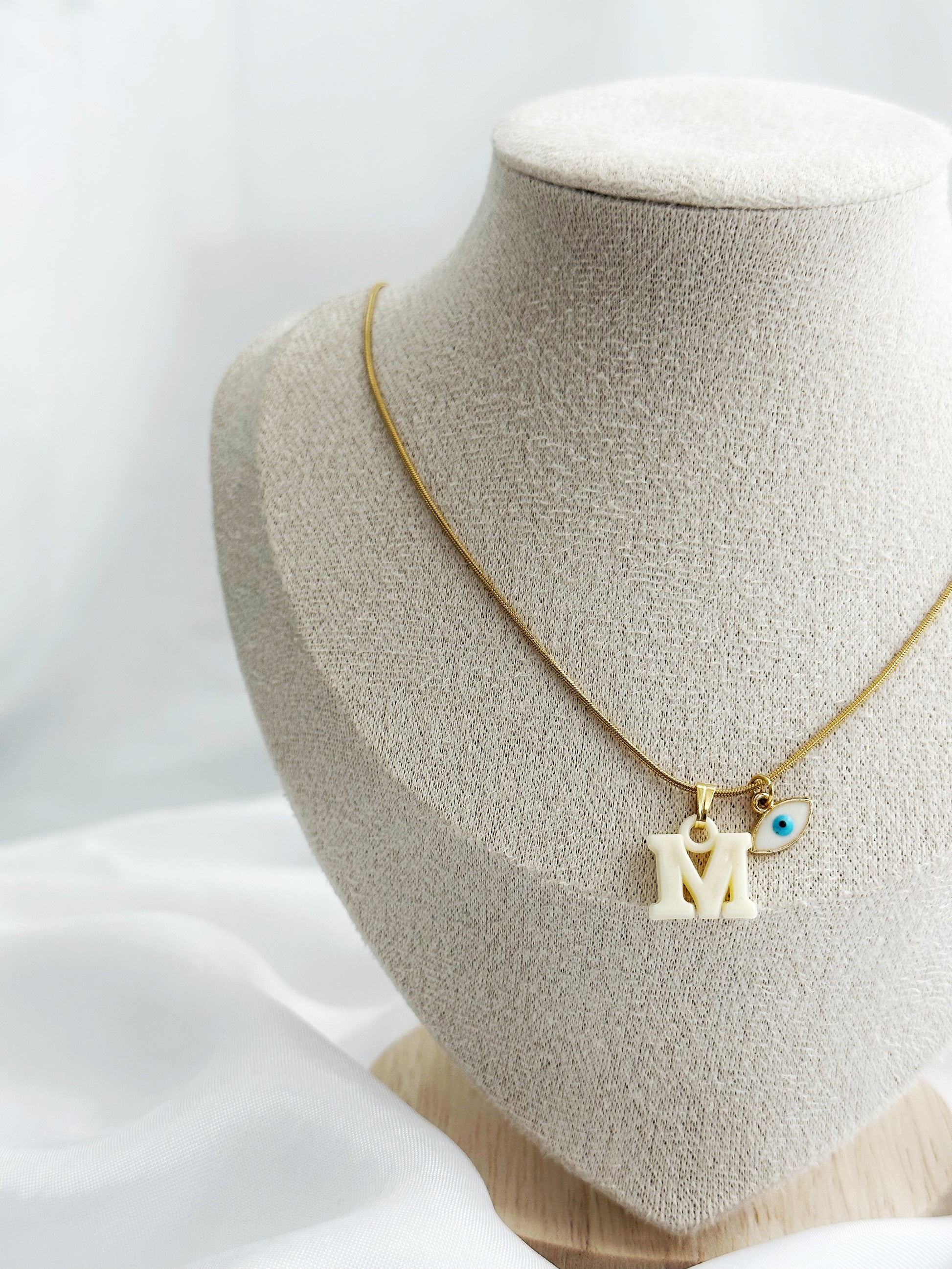 Goldene Edelstahlkette mit personalisiertem Buchstaben in Pastellfarben und optionalem Anhänger: Evil Eye oder Elefant – 50 cm lang