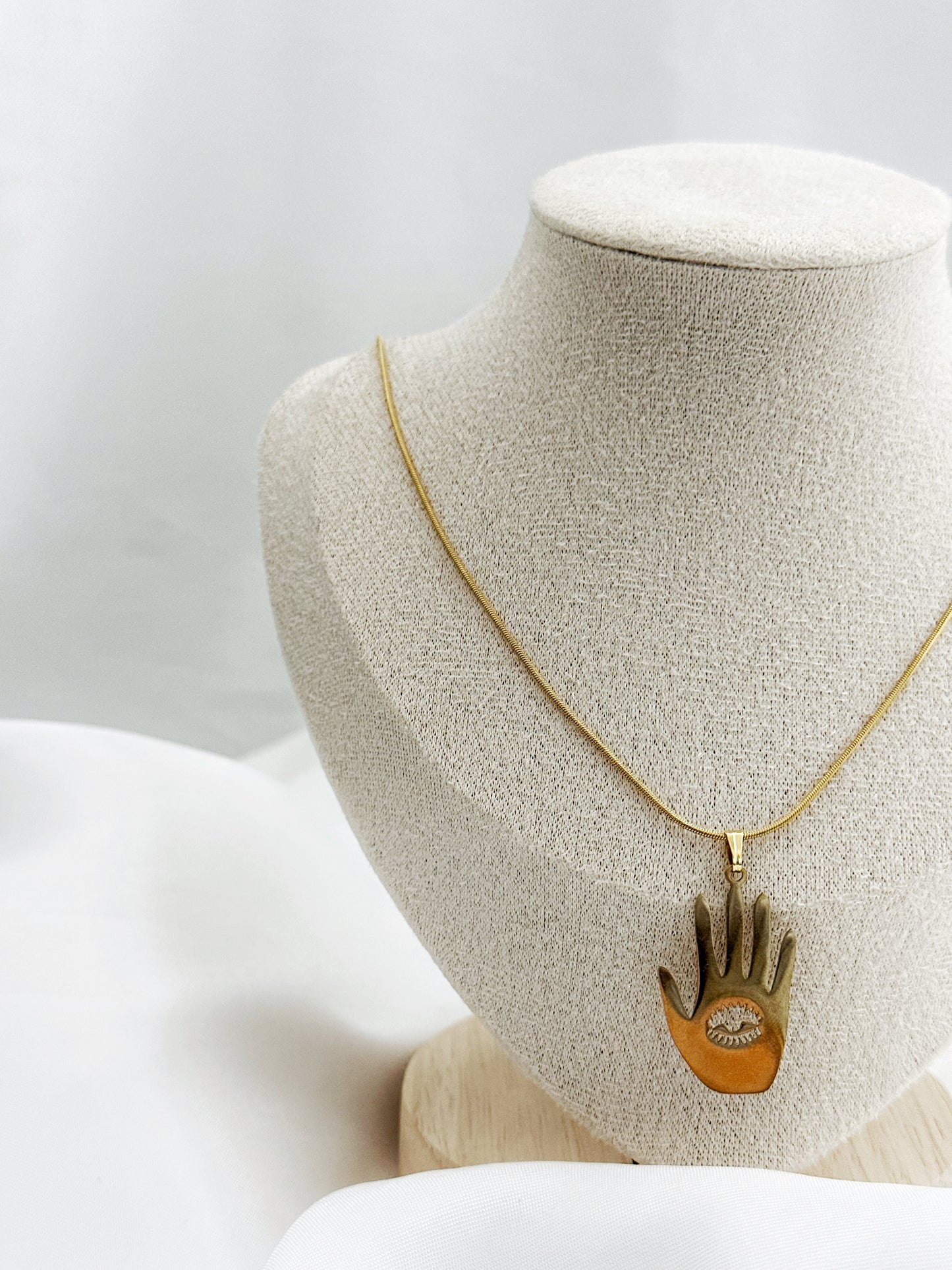 Goldene Edelstahlkette mit Hand-Anhänger und Auge in der Mitte – 50 cm lang, auffälliger Statement-Look