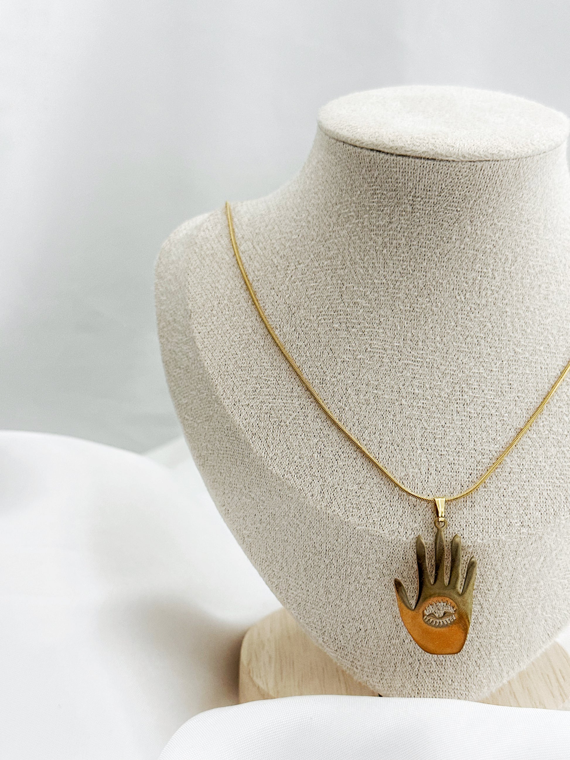 Goldene Edelstahlkette mit Hand-Anhänger und Auge in der Mitte – 50 cm lang, auffälliger Statement-Look