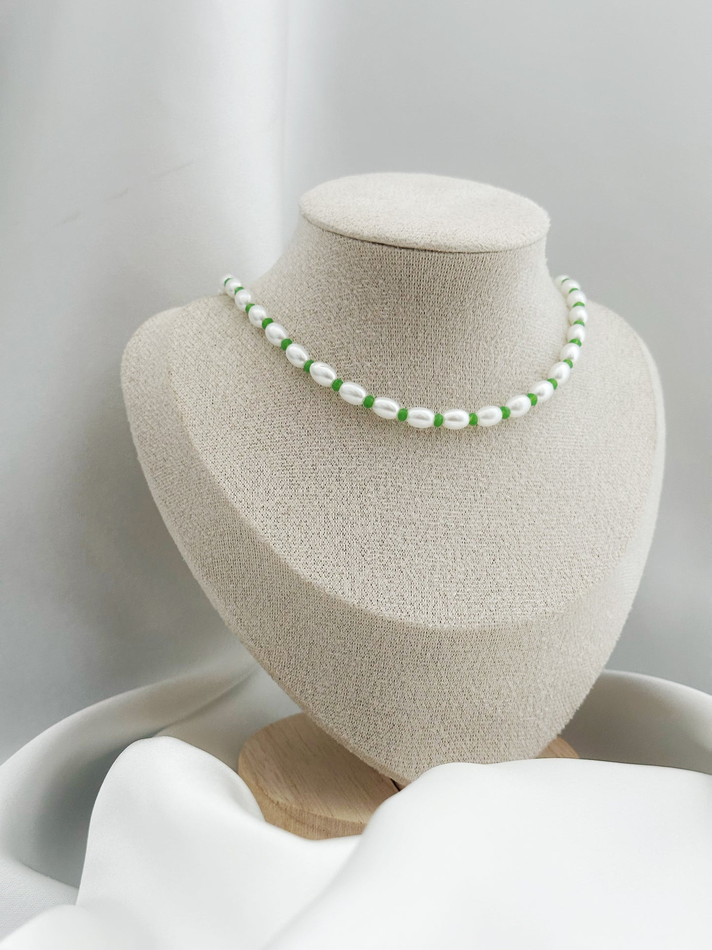 Garden Pearl Kette – Weiße Perlenkette mit grünen Akzenten | Eleganter Perlenschmuck