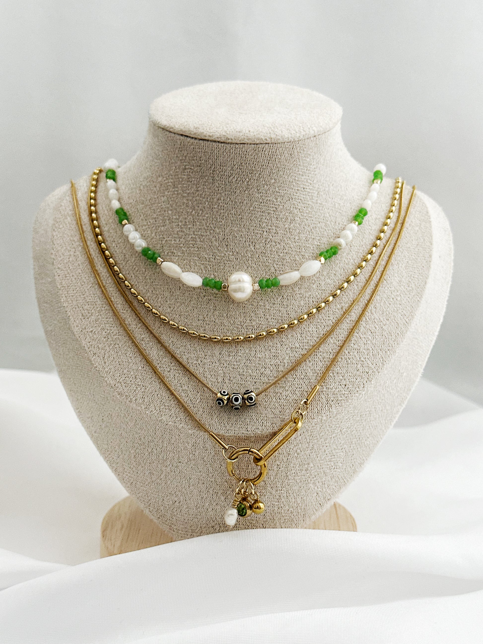 Goldenes Layering-Ketten-Set für Damen, mit Süßwasserperlen, Nazar-Augen, grünen Perlen und Anhängern 