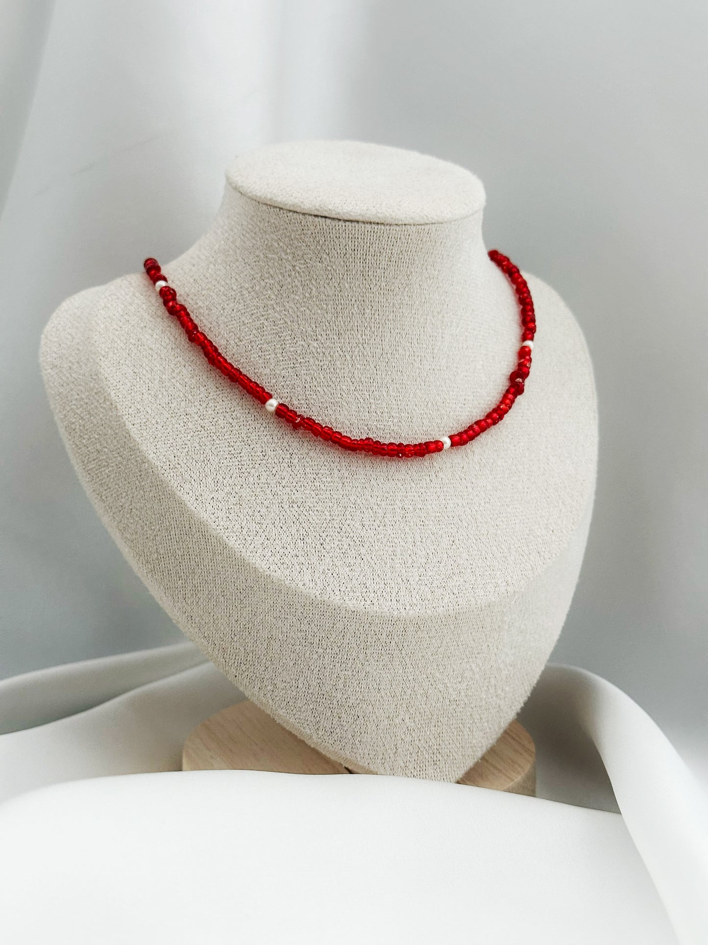 Red Pearl Love Kette – Rote Glasperlenkette mit weißen Akzenten | Choker Halskette Damen