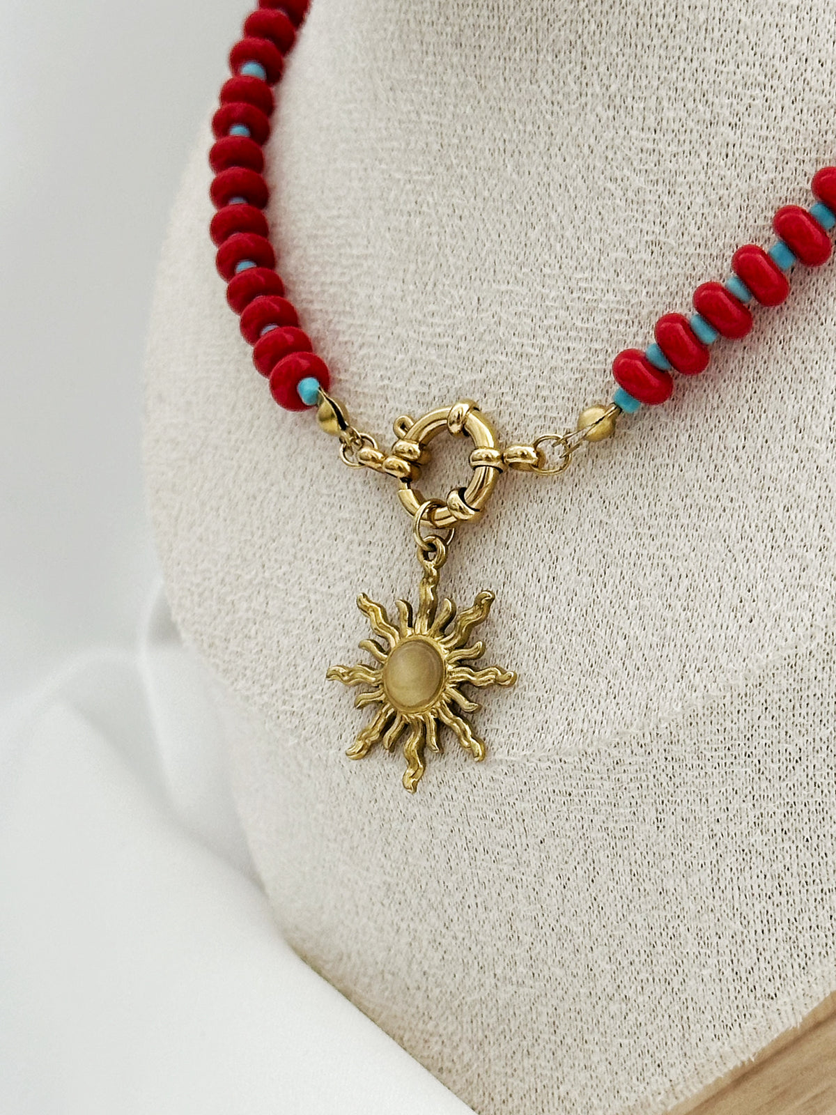 Rote und türkise Perlenkette mit Sonnenanhänger – Statement Kette