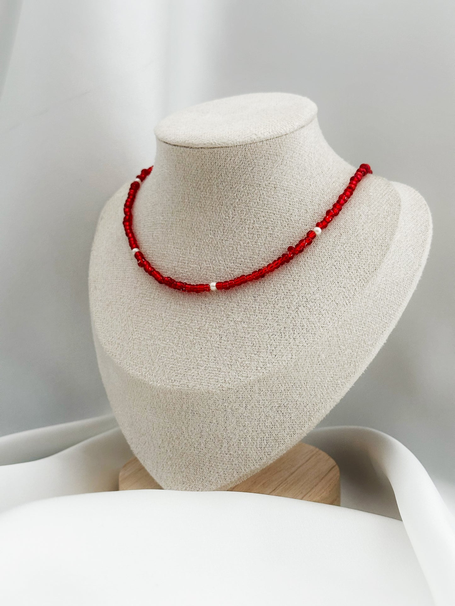 Red Pearl Love Kette – Rote Glasperlenkette mit weißen Akzenten | Choker Halskette Damen