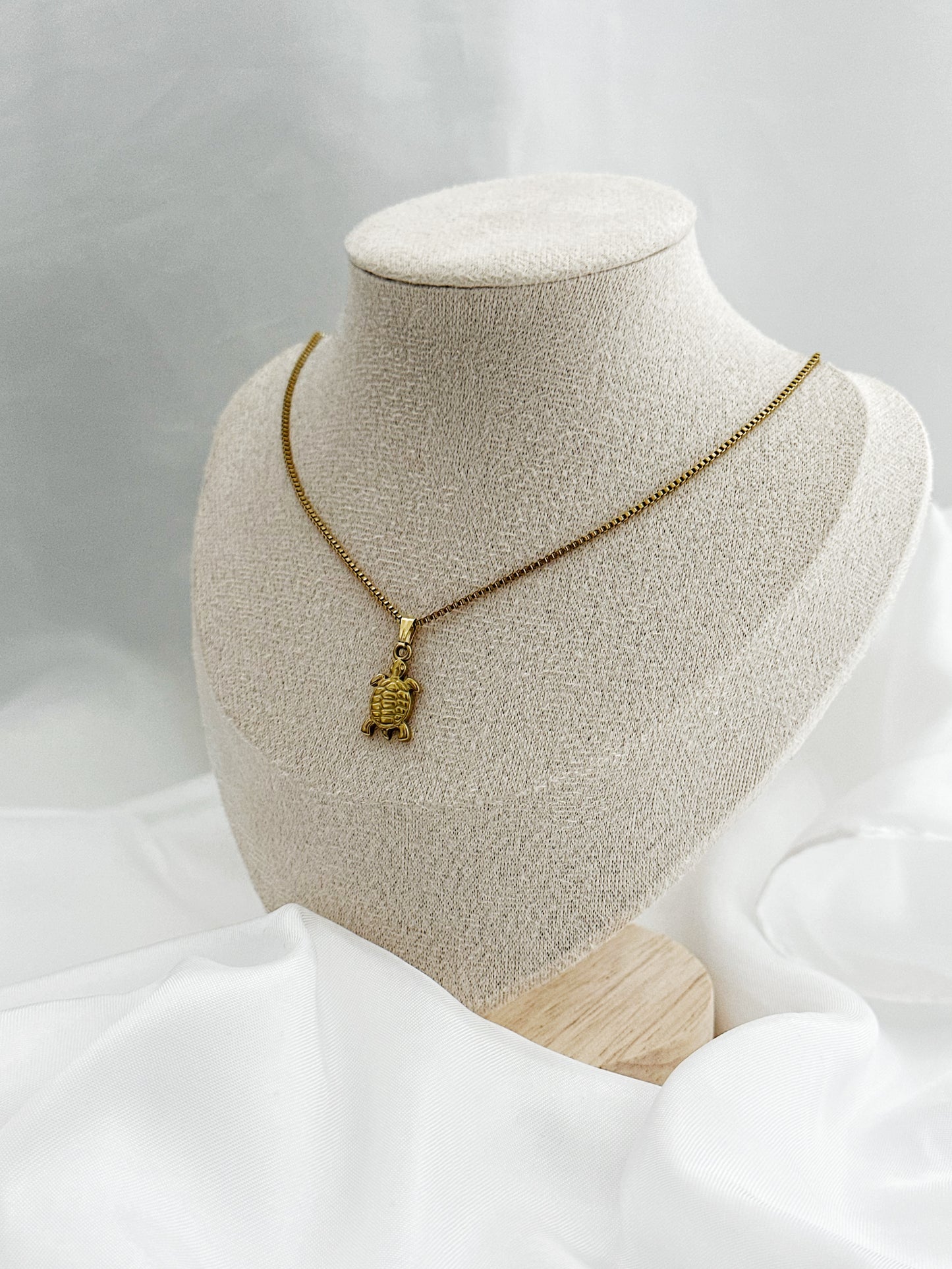 Goldene Edelstahlkette mit Schildkröten-Anhänger, wahlweise in 40+5 cm oder 59 cm Länge