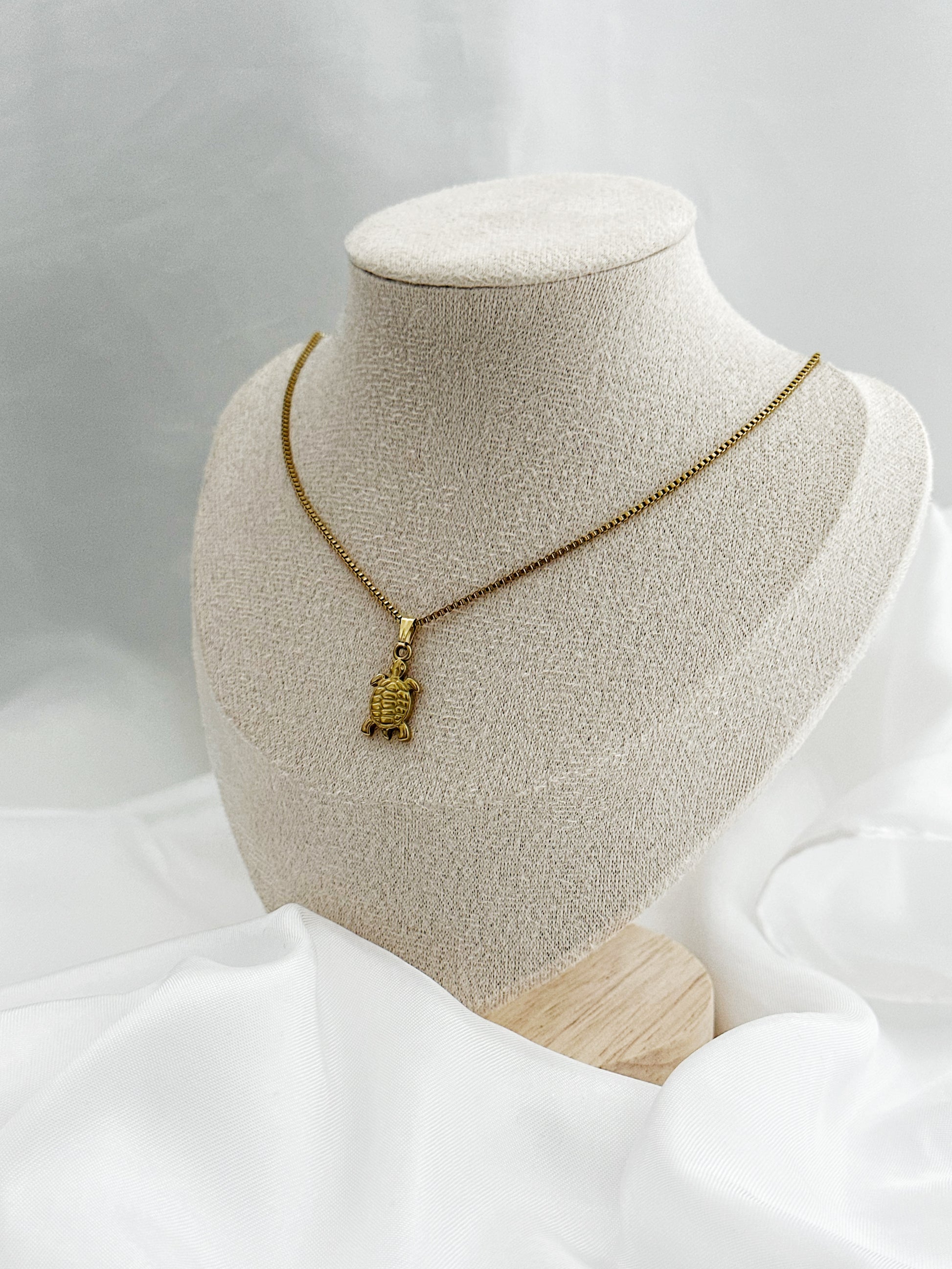 Goldene Edelstahlkette mit Schildkröten-Anhänger, wahlweise in 40+5 cm oder 59 cm Länge