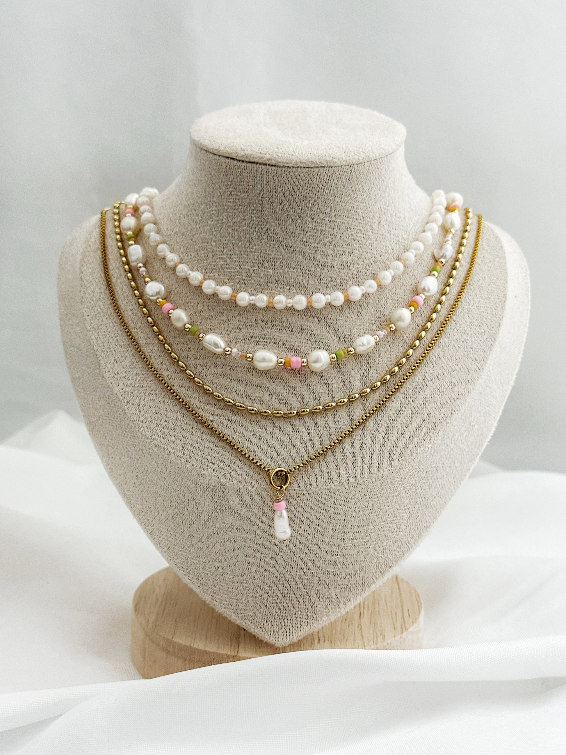4-lagiges Layering-Kettenset aus Süßwasserperlen und goldfarbenem Edelstahl – wählbar mit Peach Pearl oder Mira Pearl Kette.
