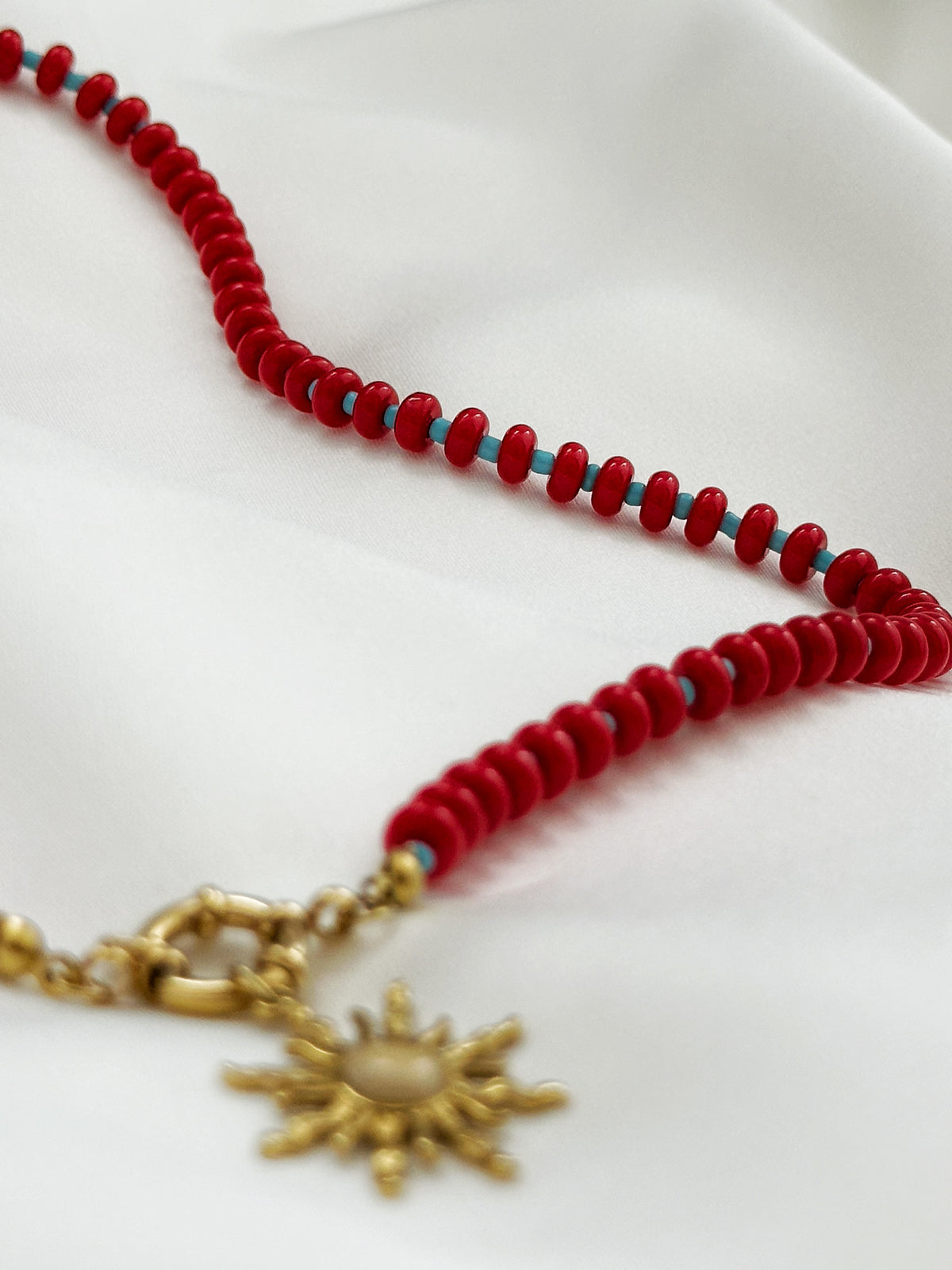 Rote und türkise Perlenkette mit Sonnenanhänger – Statement Kette