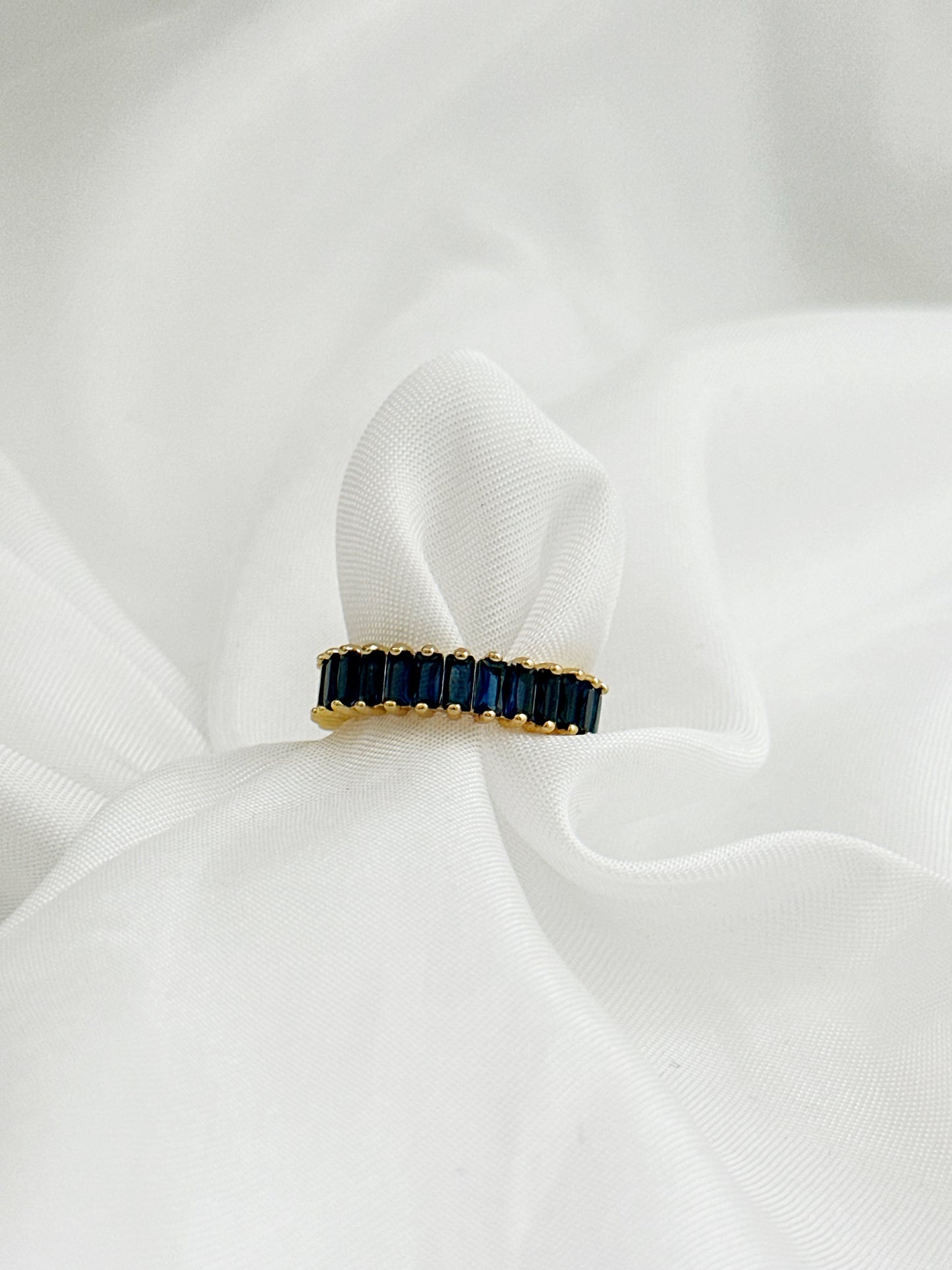 Verstellbarer Ring aus goldfarbenem Edelstahl mit funkelnden blau Kristallen