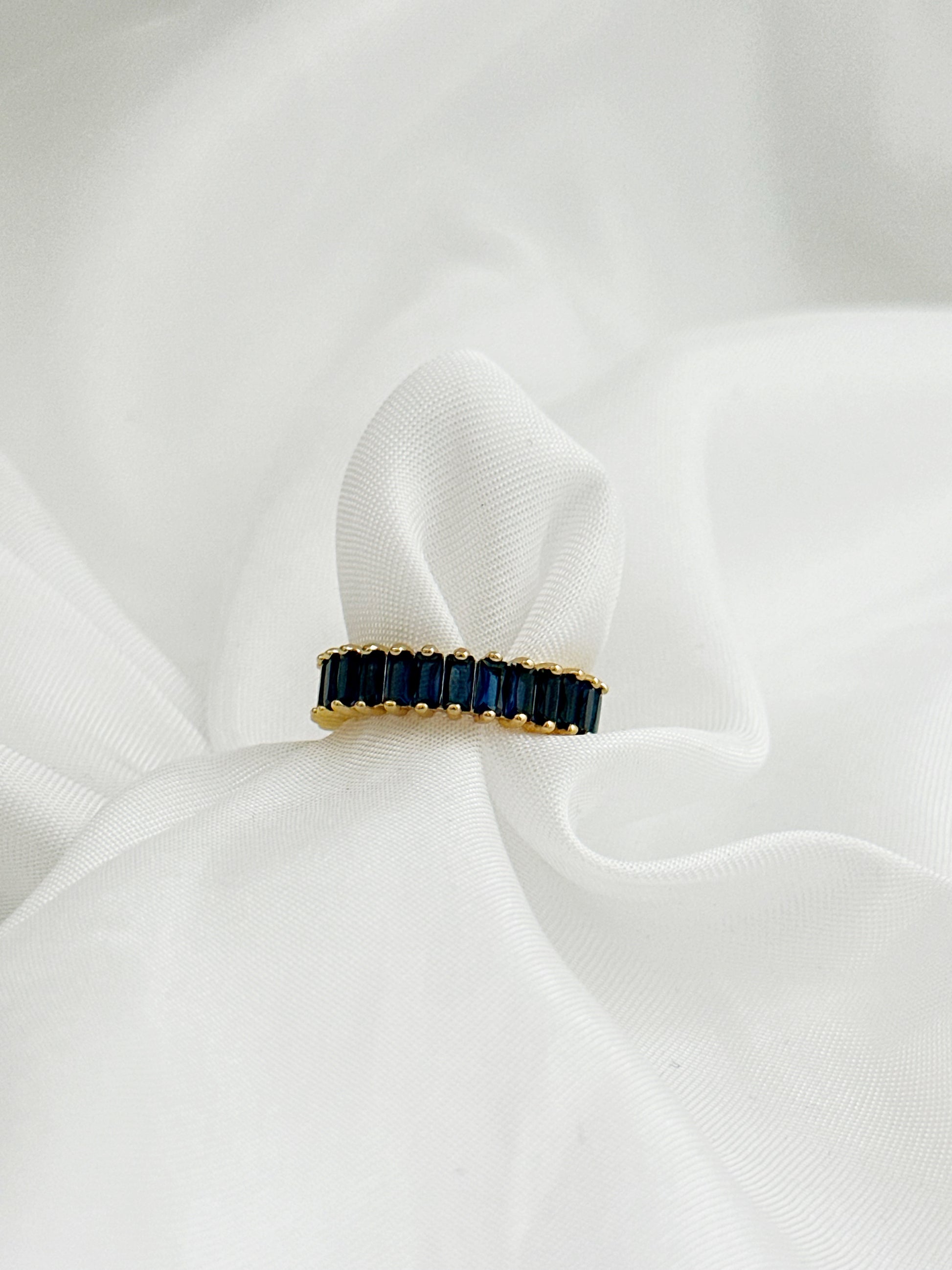 Verstellbarer Ring aus goldfarbenem Edelstahl mit funkelnden blau Kristallen