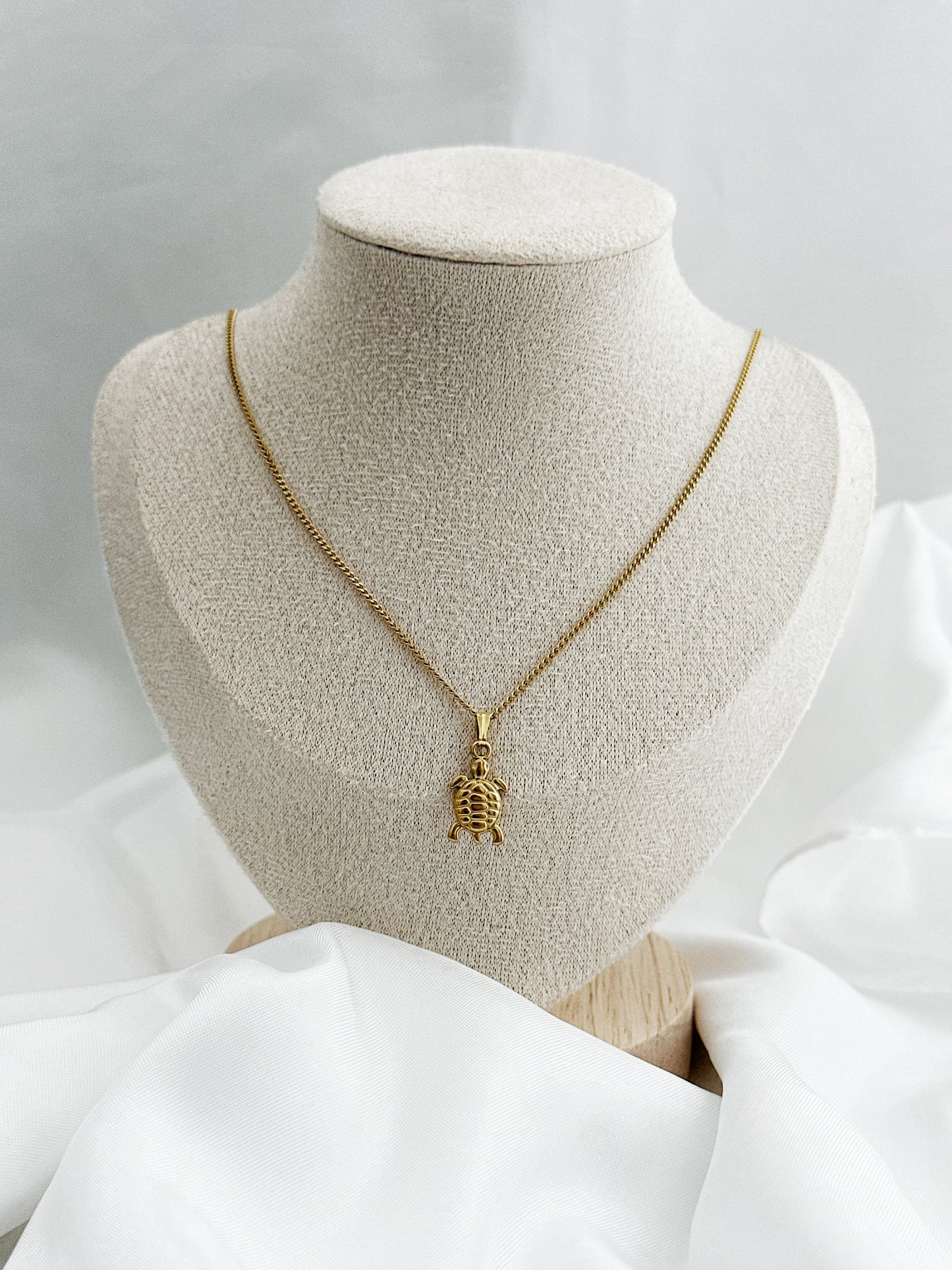 Goldene Edelstahlkette mit Schildkröten-Anhänger, wahlweise in 40+5 cm oder 59 cm Länge