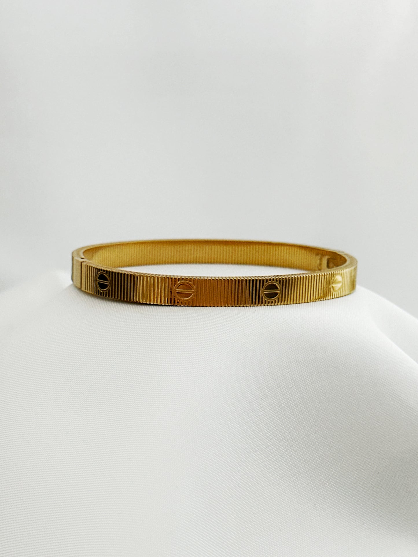 Cleo Bangle – Edelstahl Armreifen Mit Gravur – Handmade Jewelleery
