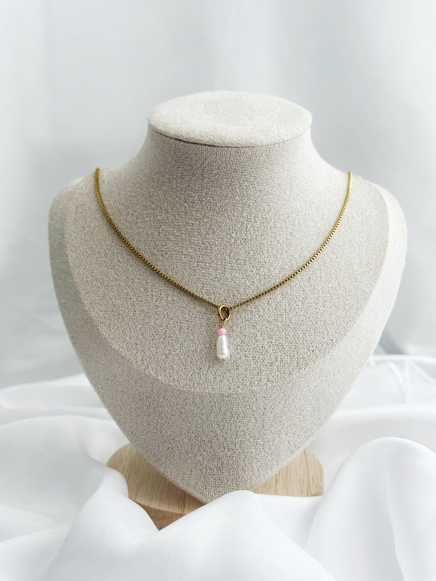 Goldene Edelstahlkette mit Süßwasserperle und bunter Glasperle (Farbauswahl) – 40 + 5 cm lang, zart und individuell kombinierbar