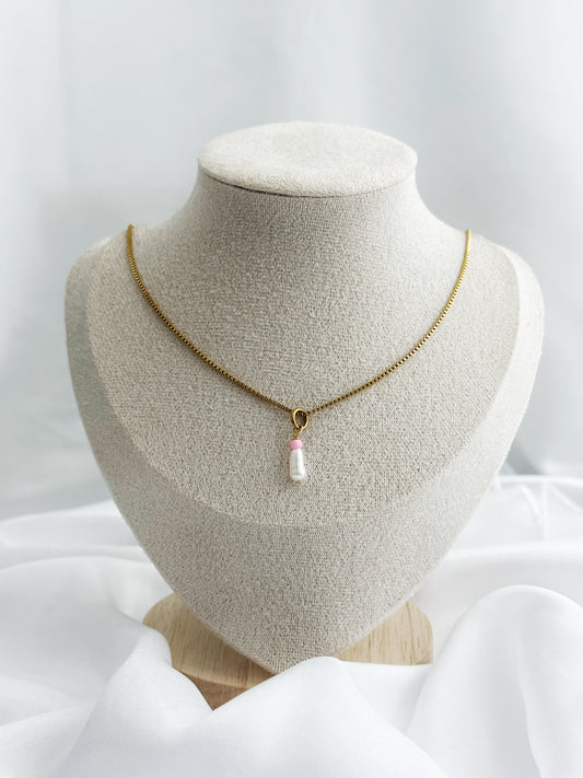 Goldene Edelstahlkette mit Süßwasserperle und bunter Glasperle (Farbauswahl) – 40 + 5 cm lang, zart und individuell kombinierbar