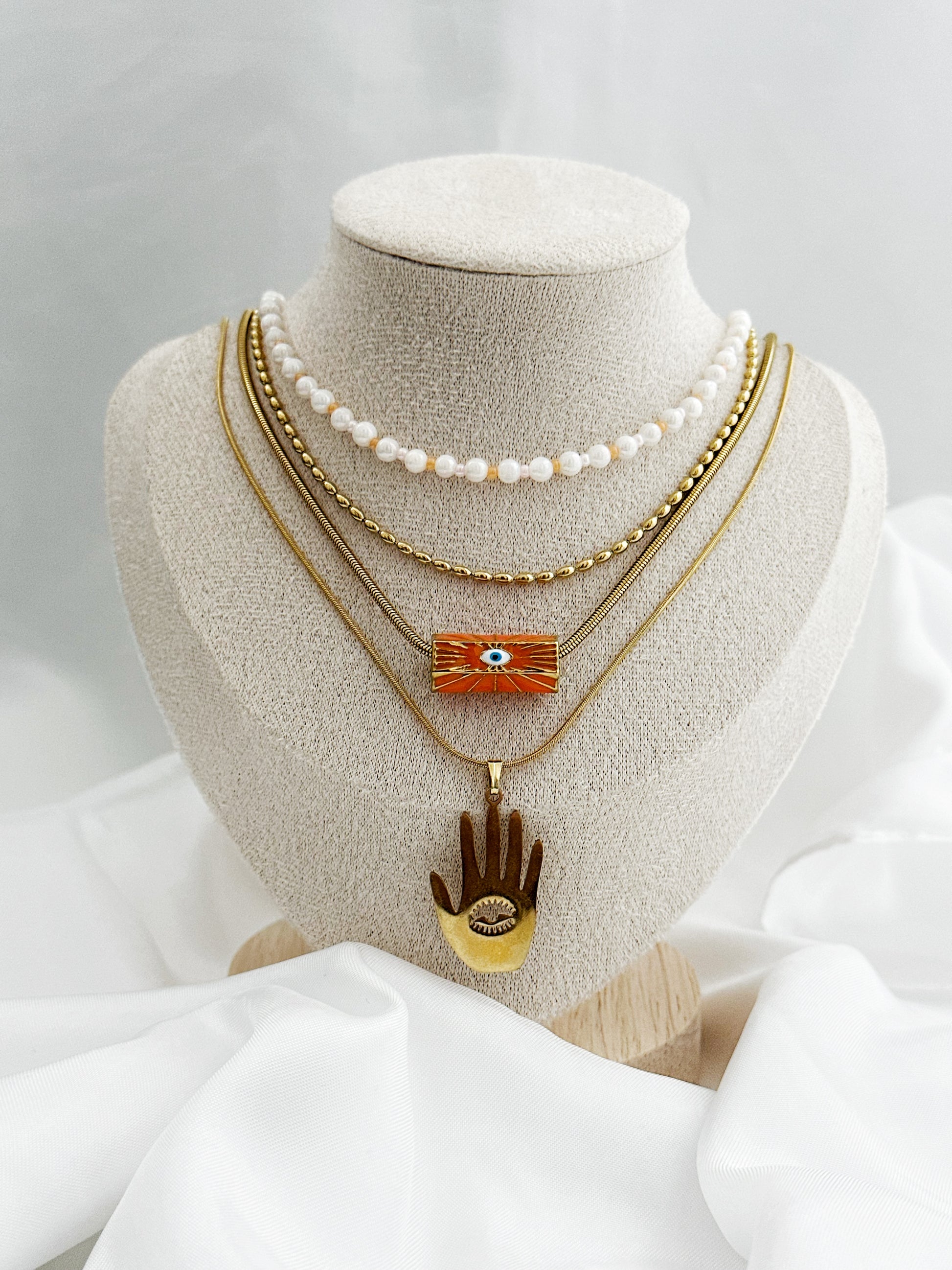 4-teiliges Ketten-Set aus Edelstahl in Gold – Layering Look mit Süßwasserperlen, Nazar-Auge-Anhänger und Hamsa-Hand