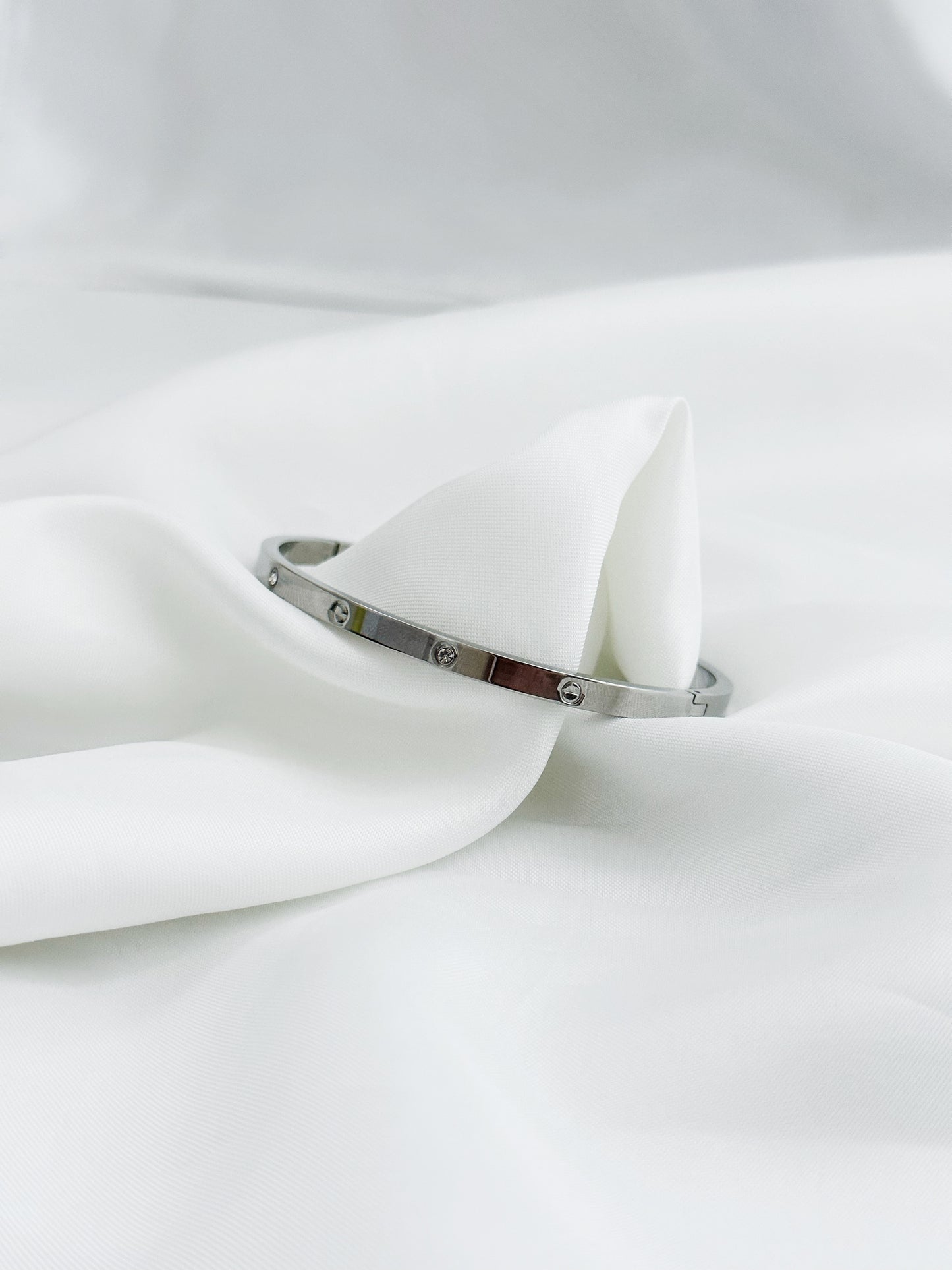 Elia Armreifen aus Edelstahl in Gold – handgemachter Schmuck