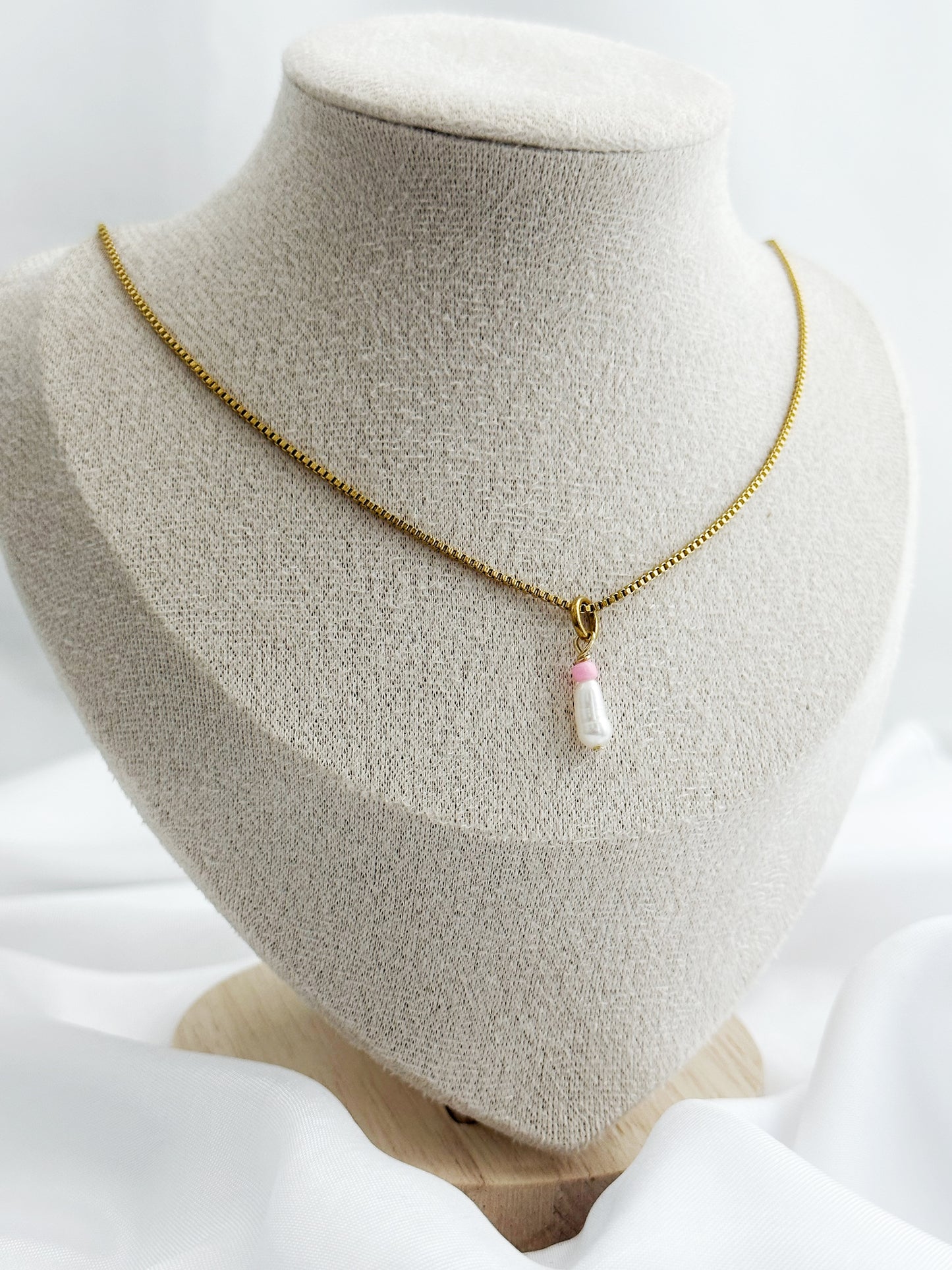 Goldene Edelstahlkette mit Süßwasserperle und bunter Glasperle (Farbauswahl) – 40 + 5 cm lang, zart und individuell kombinierbar